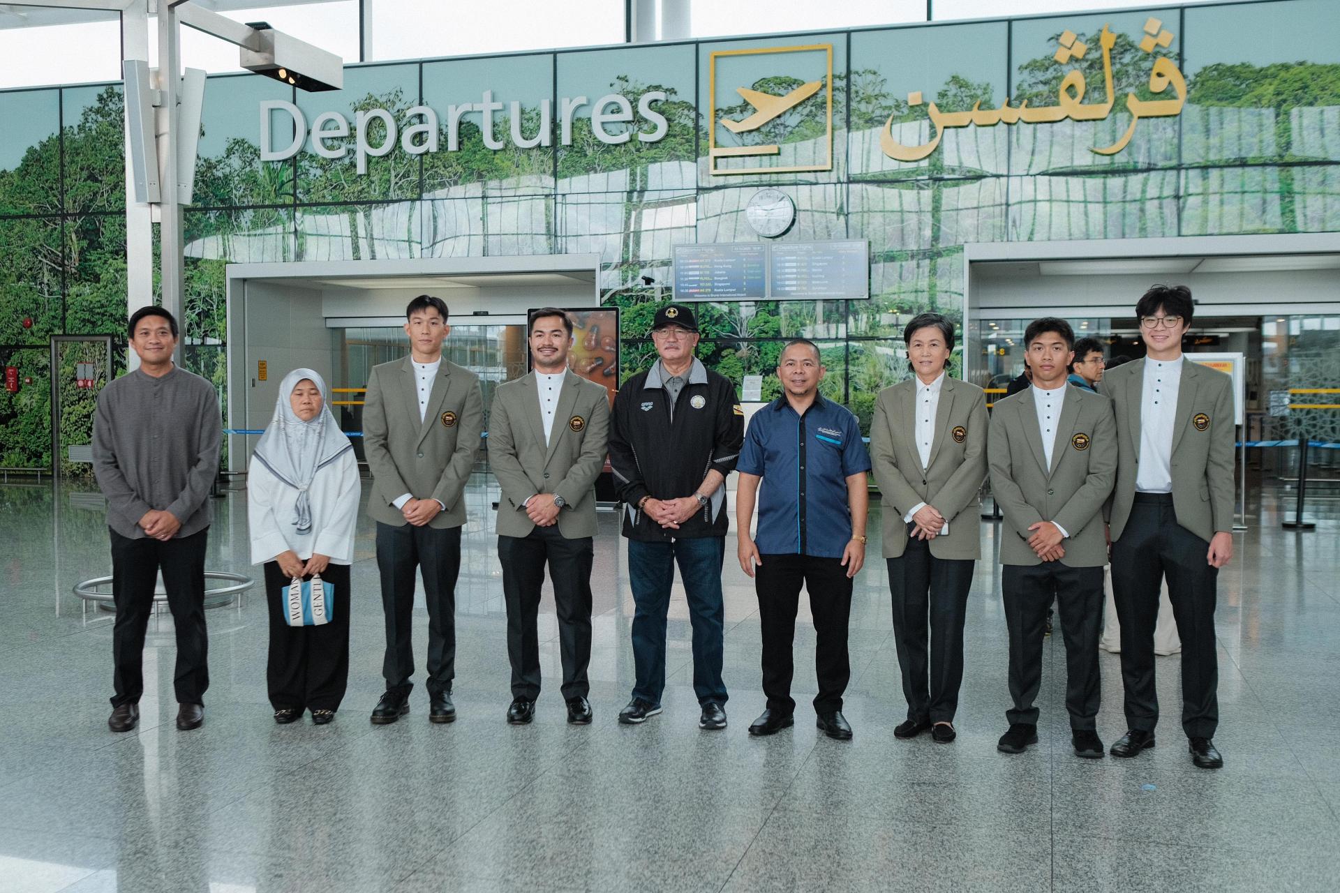 青年体育局代局长阿末罗斯法与汶莱游泳队合影