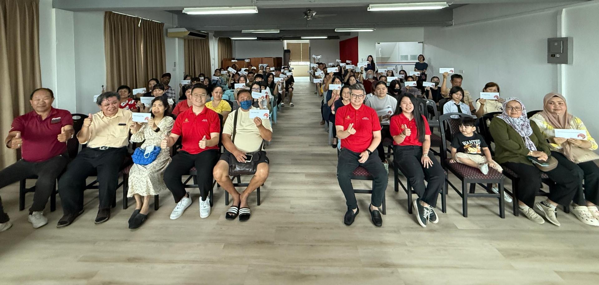 古晋市国会议员俞利文与其选区办公室今年最后一批的《P195古晋国会选区高等教育助学金》66名受惠学子和家长代表合摄。