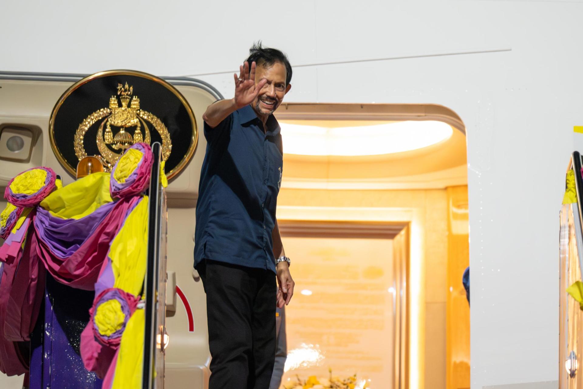 苏丹观看马球赛后离开泰国