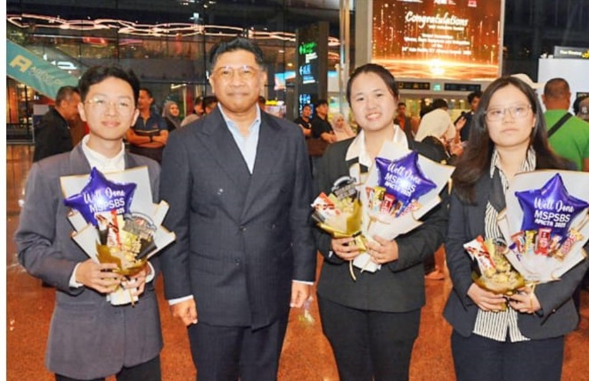 交通及通信部长基兰拿督山哈里在机场迎接斯里巴加湾苏丹科学学院的团队后合影