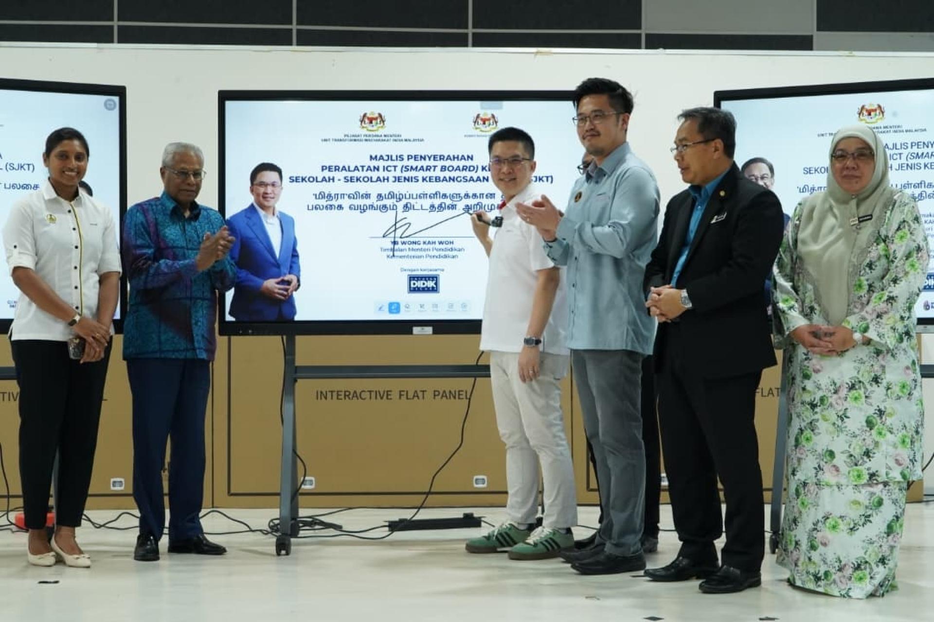 黄家和（右4）为霹雳州教育局淡米尔国教小学智能白板启用及移交仪式主持开幕。