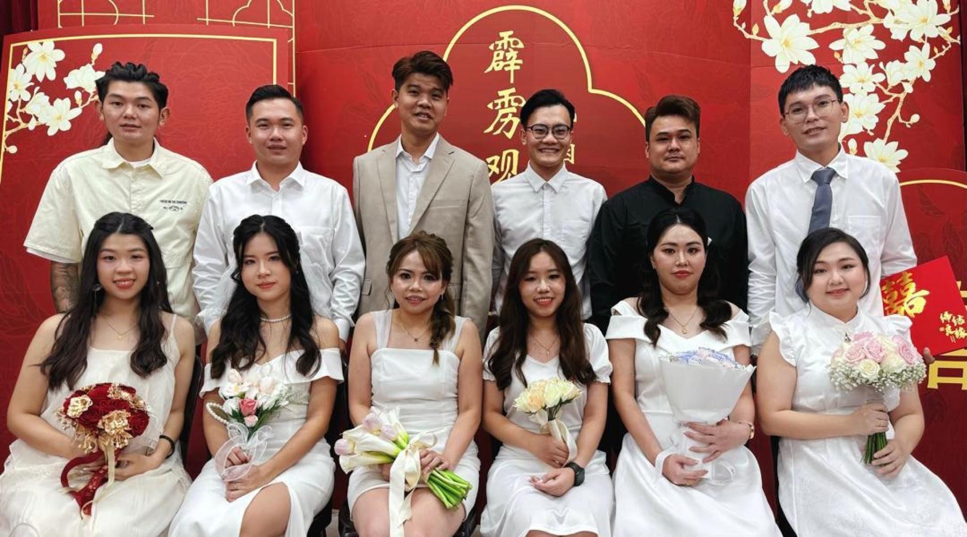 霹雳观音洞在双十二迎来12对新人办理婚姻注册，其中6对新人开心合照。