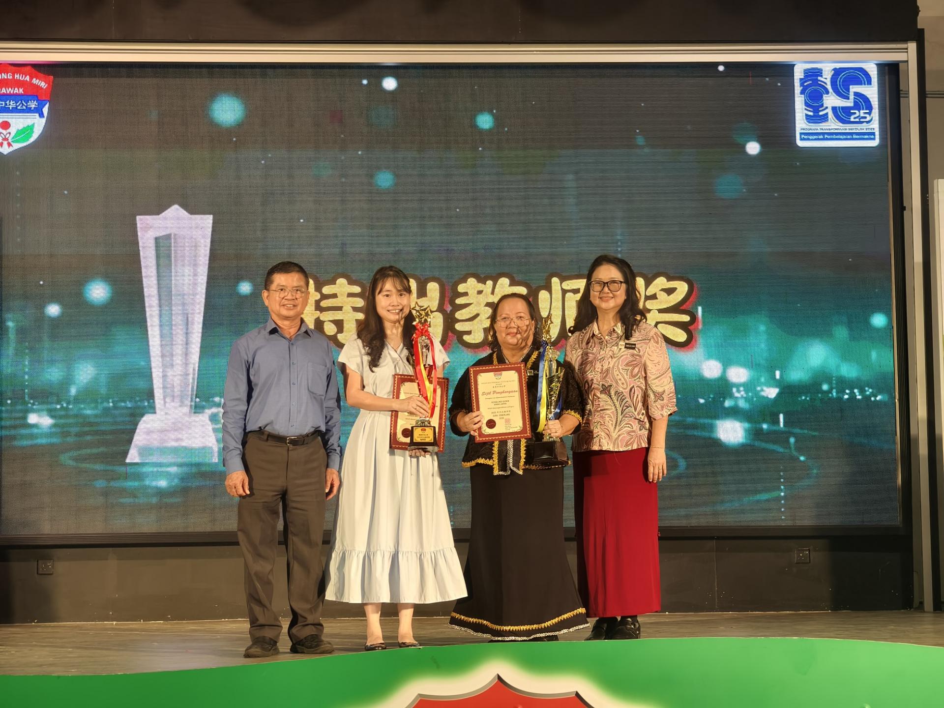 2025年杰出教师奖得主ROSELIND GUNIN AK JARIN（右2）及马祥欣（左2），与董事长李开运（左）及校长陈泳伽（右）合影。