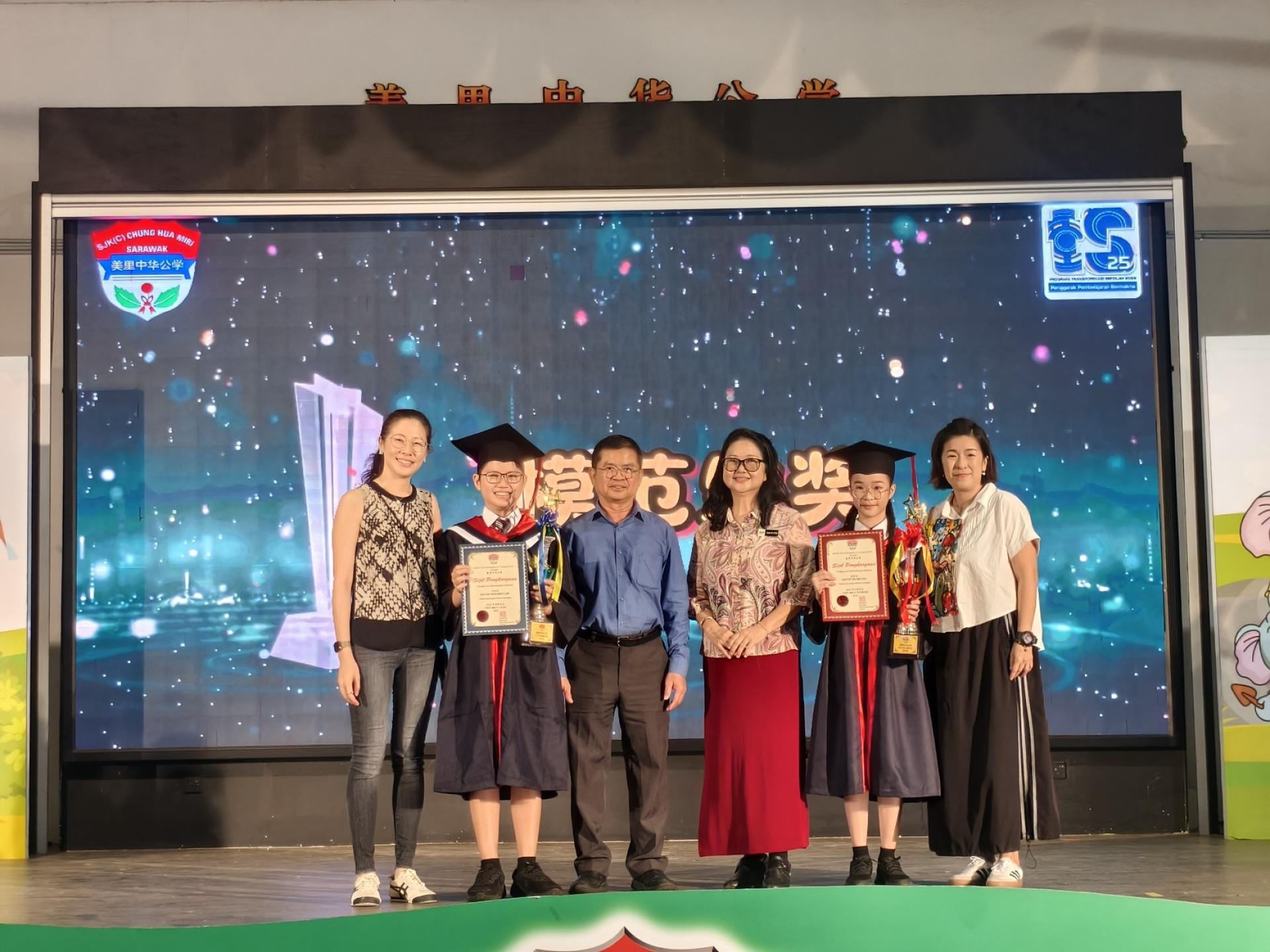 邓明哲（左2）及苏炜诗（右2）分别荣获美里中华公学今年度的模范生奖，由美里中华公学董事长李开运（左3）及校长陈泳伽（右3）颁奖，学生家长陪同。