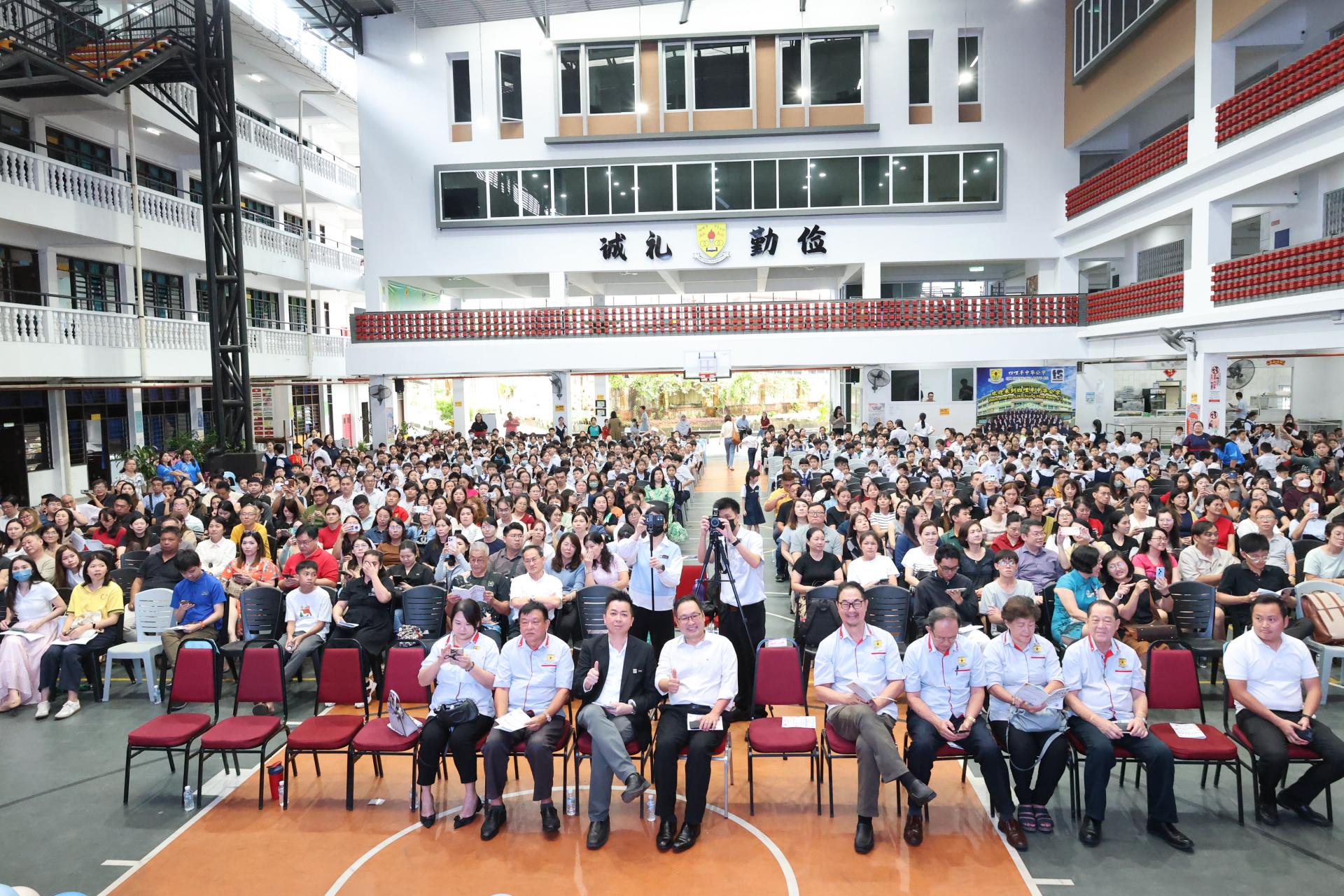 张健仁（前左4）亲自出席四哩半中公卓越颁奖仪式，表达对教育的支持。