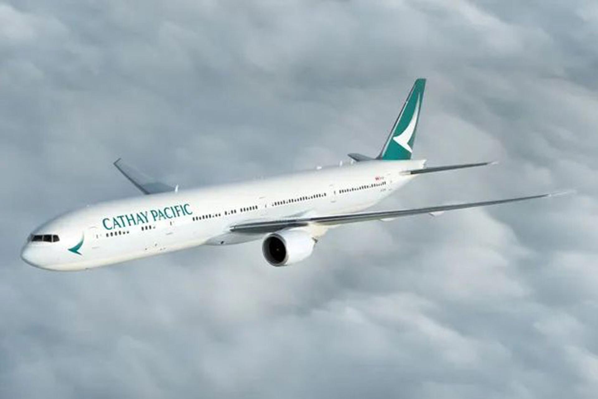 一架国泰航空客机在空中飞翔。（示意图）