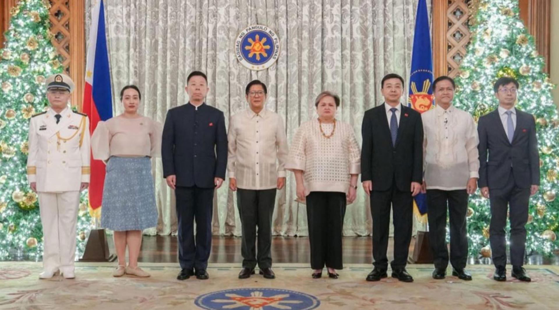 中国新任驻菲大使井泉（左3）11日向小马可斯（左4）递交国书。