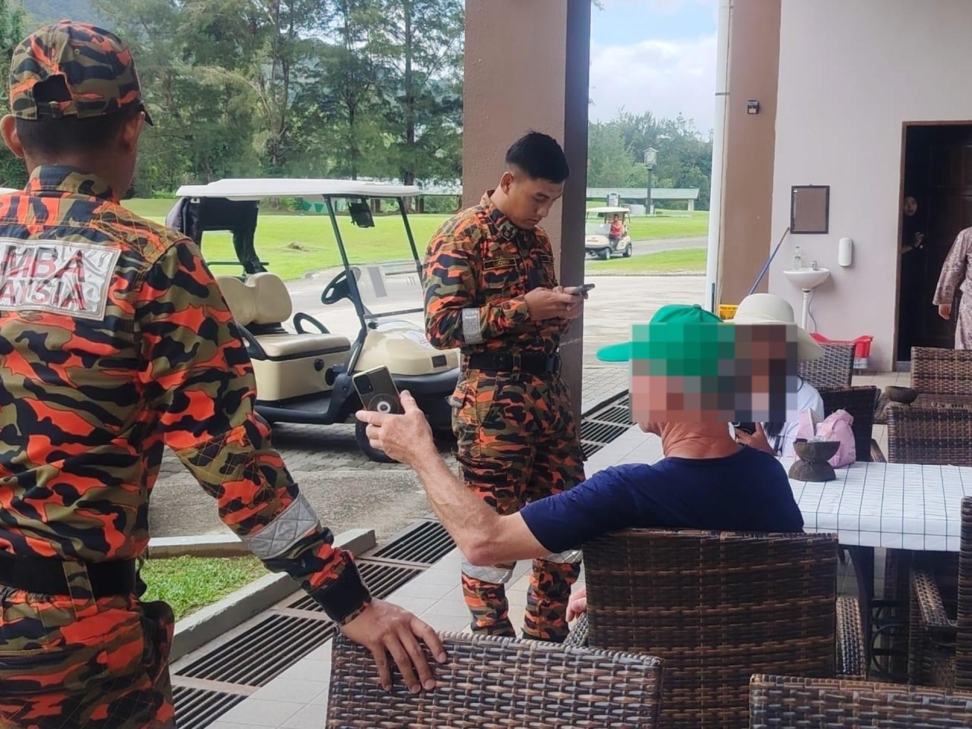 消拯人员向脱困者索取简单资料。