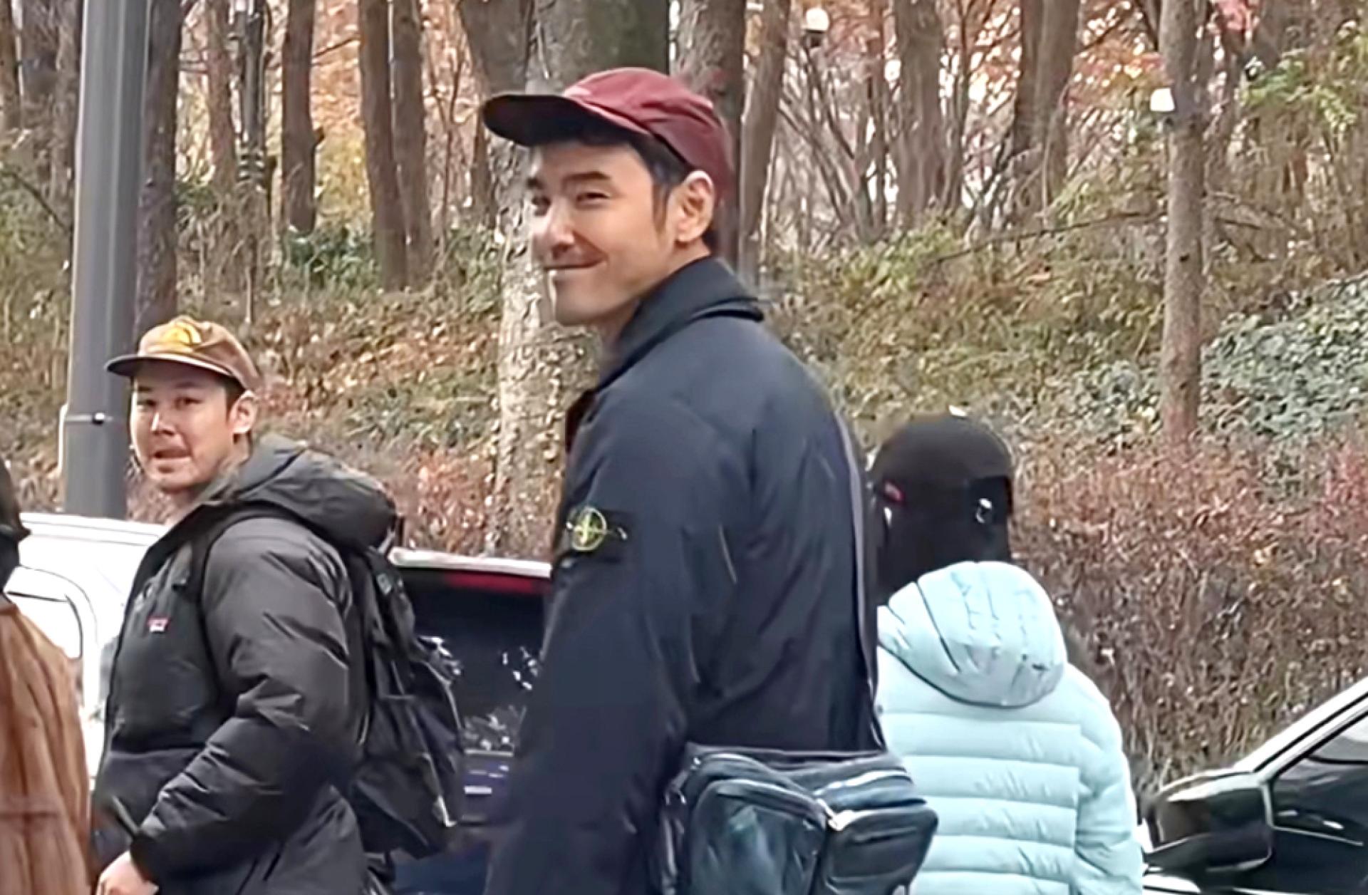 即便粉丝不断在旁边拍照录影，阮经天依旧展现亲民度，微笑地和大家点点头。