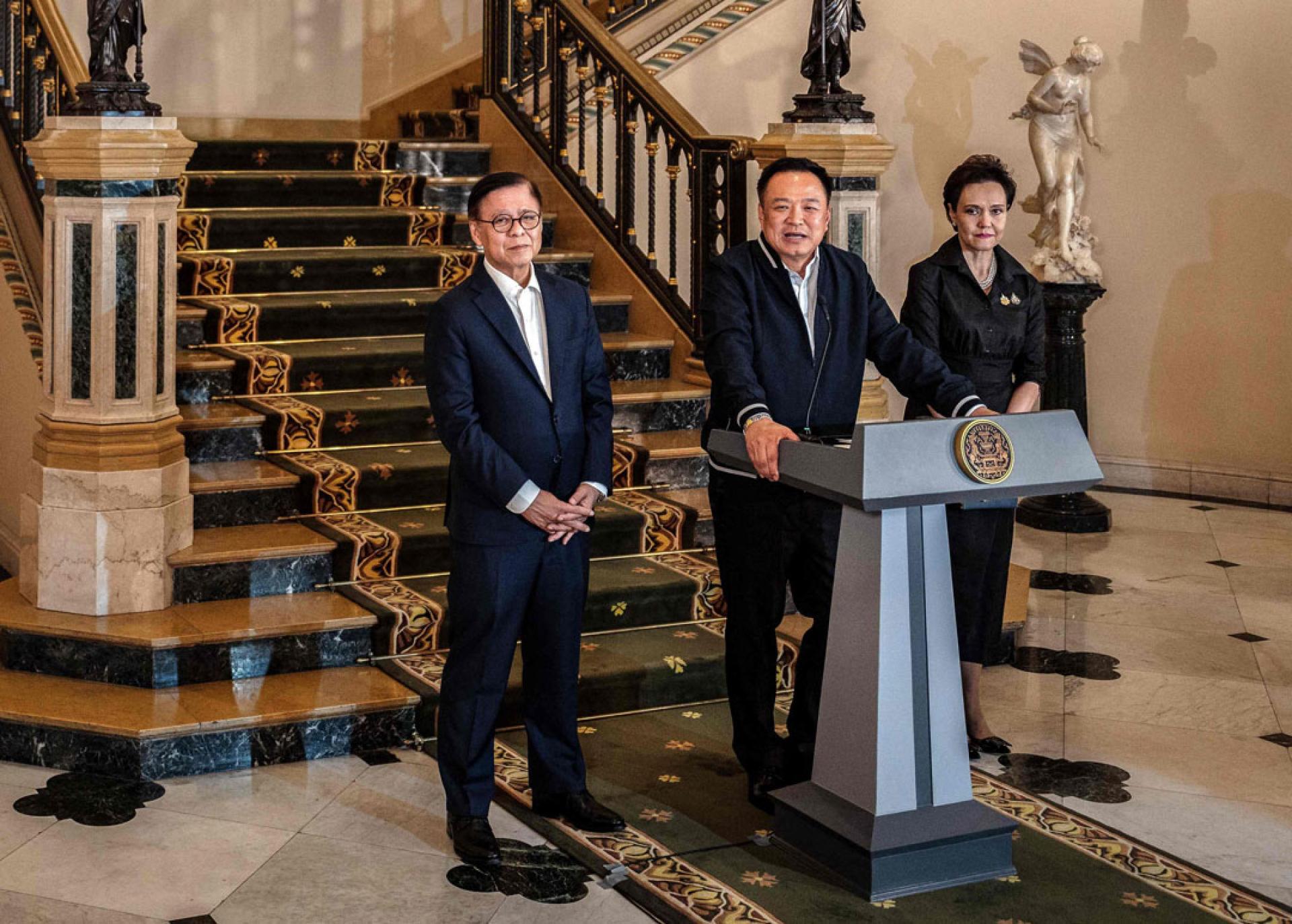 阿努廷与美国总统特朗普通话后召开记者会。