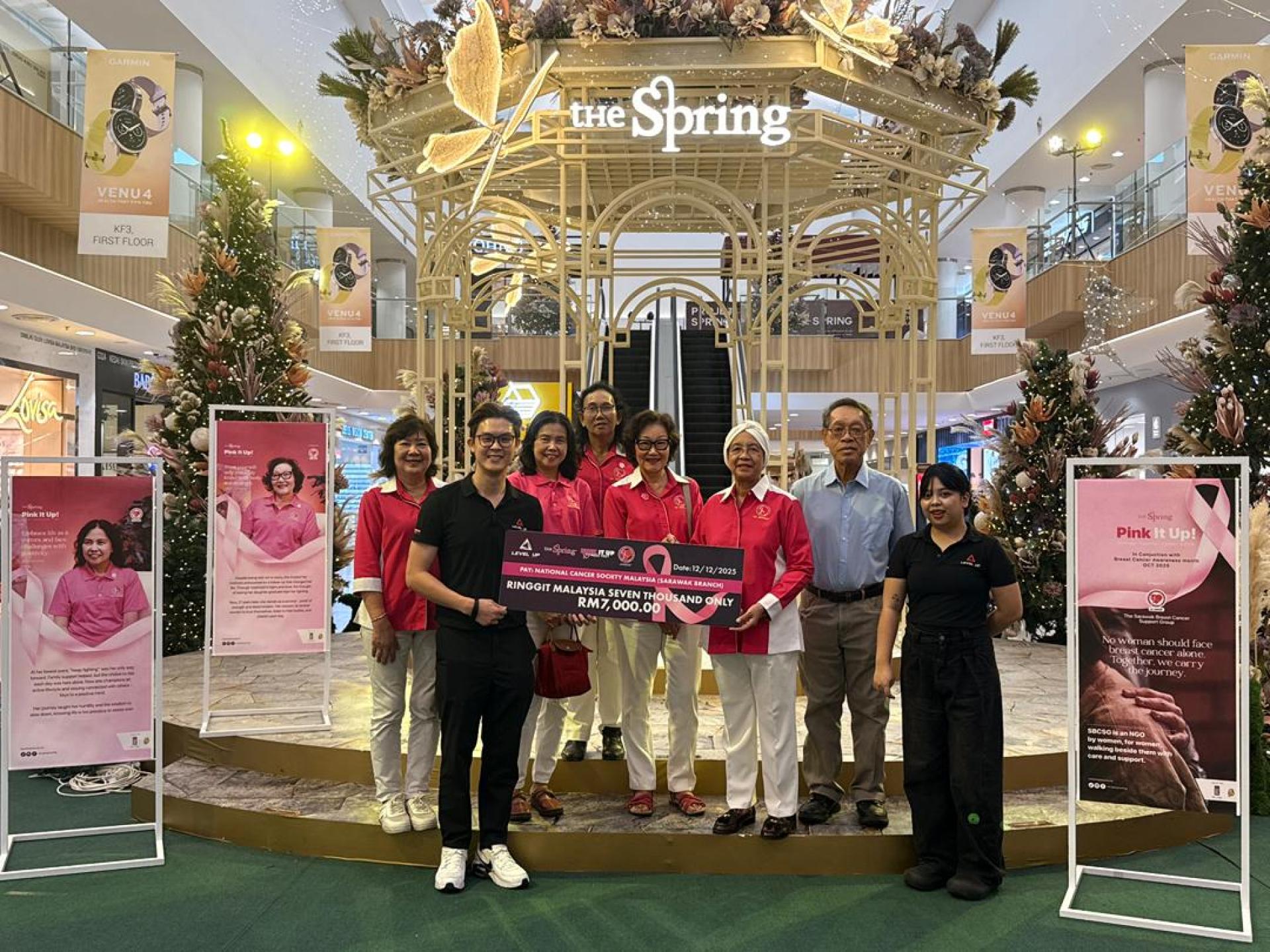 砂拉越乳癌支持协会代表领取捐款。