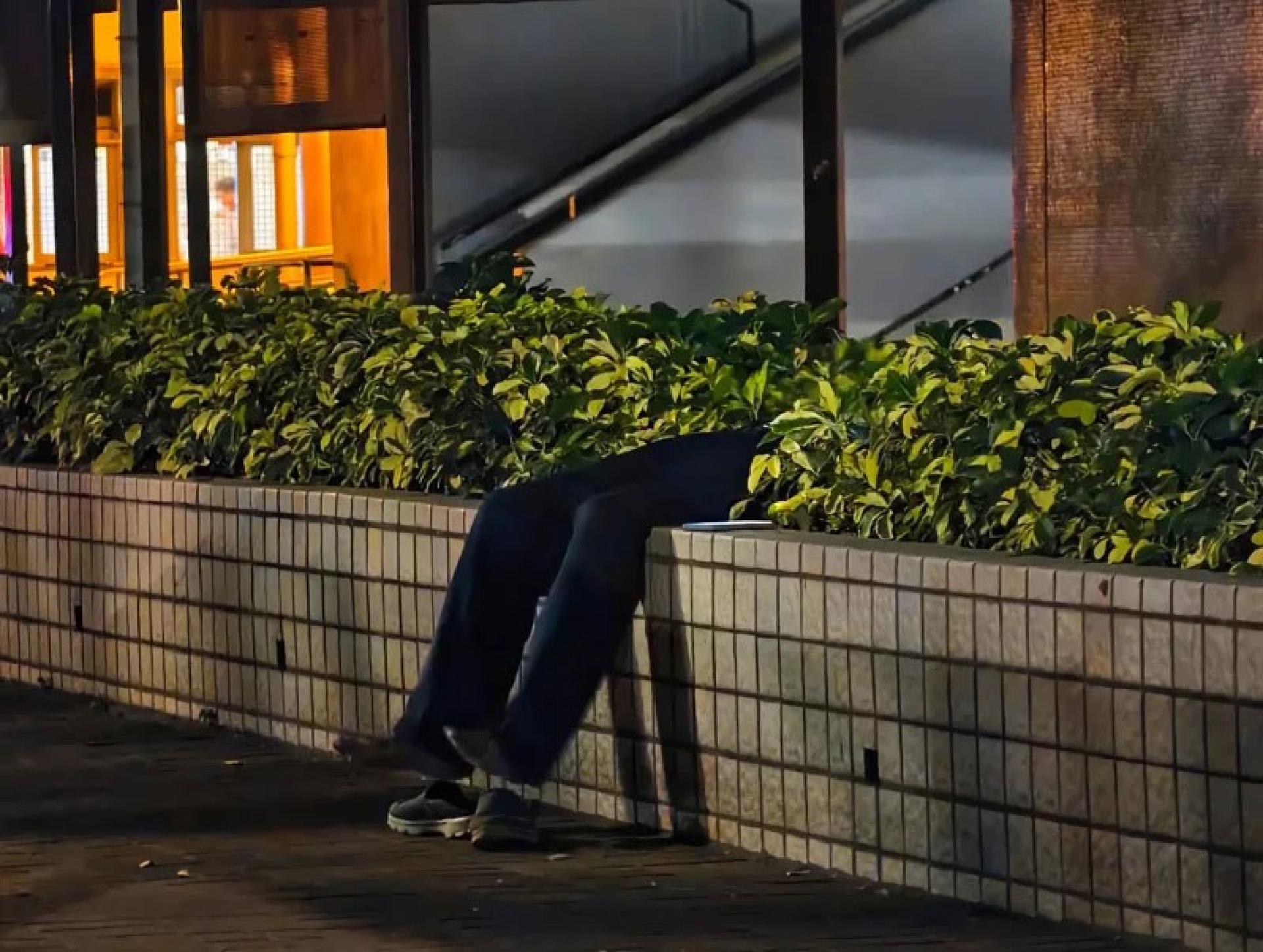 香港路边惊见“无上半身男子”。（图：Threads）