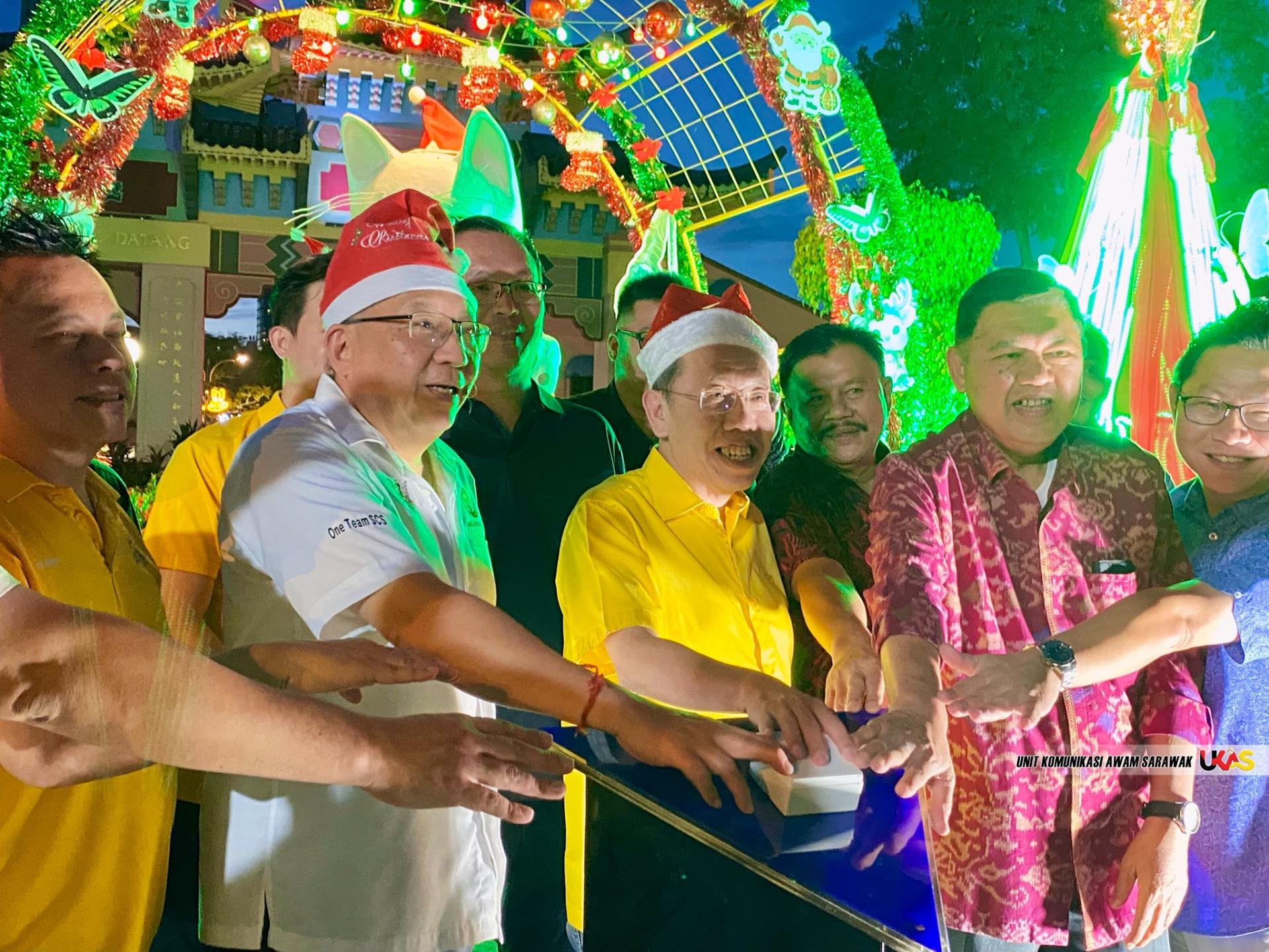 拿督阿玛沈桂贤（中）主持大白猫圣诞亮灯仪式。