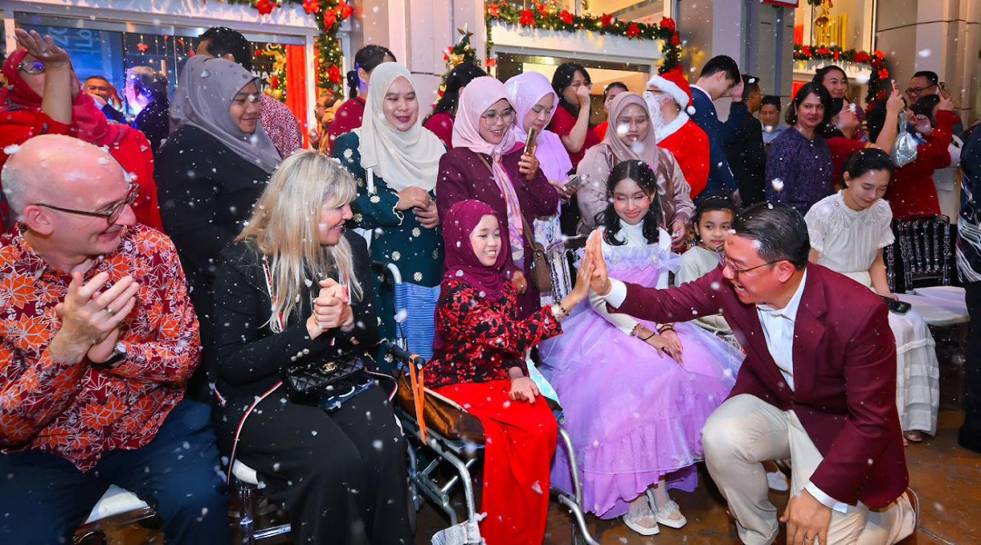 倪可敏与众人在房地部大楼举行的圣诞庆，温馨接触。