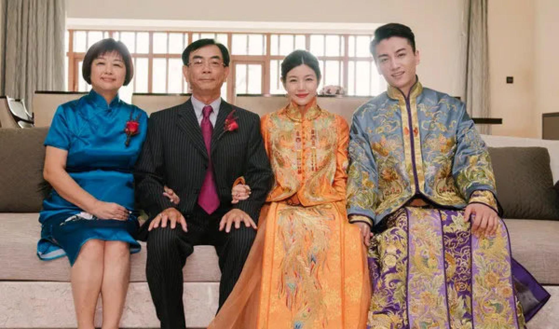 陈妍希（右二）和陈晓（右）2016年在北京举行婚礼，陈妍希爸妈到场见证。