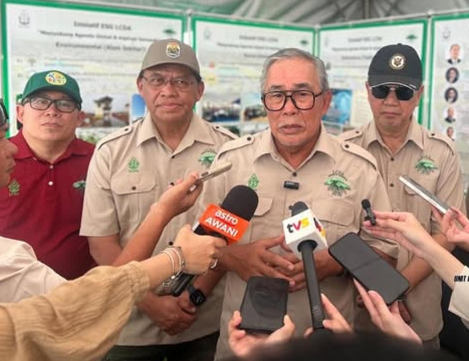 拿督连达立接受媒体采访。