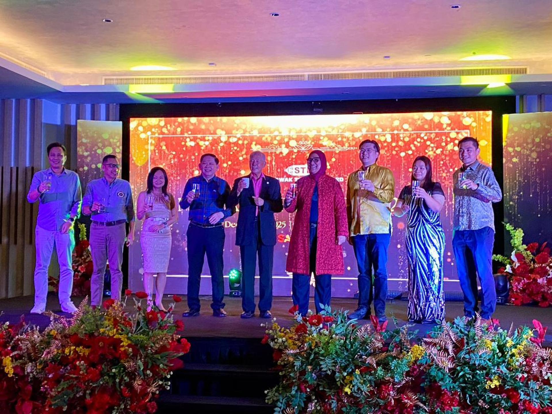 砂副旅游部长拿督陈超耀（左5）、砂拉越旅游局首席执行员莎扎博士（右4）率主宾桌嘉宾向出席媒体敬茶。