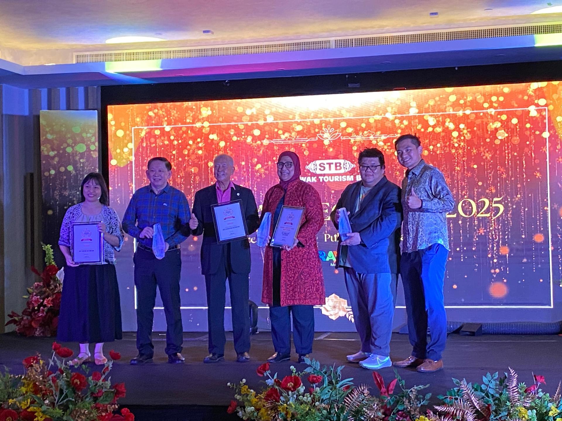 砂拉越旅游局在2025年TripZilla卓越大奖中荣获三项重要殊荣。右1威TripZilla总经理彭文隆。