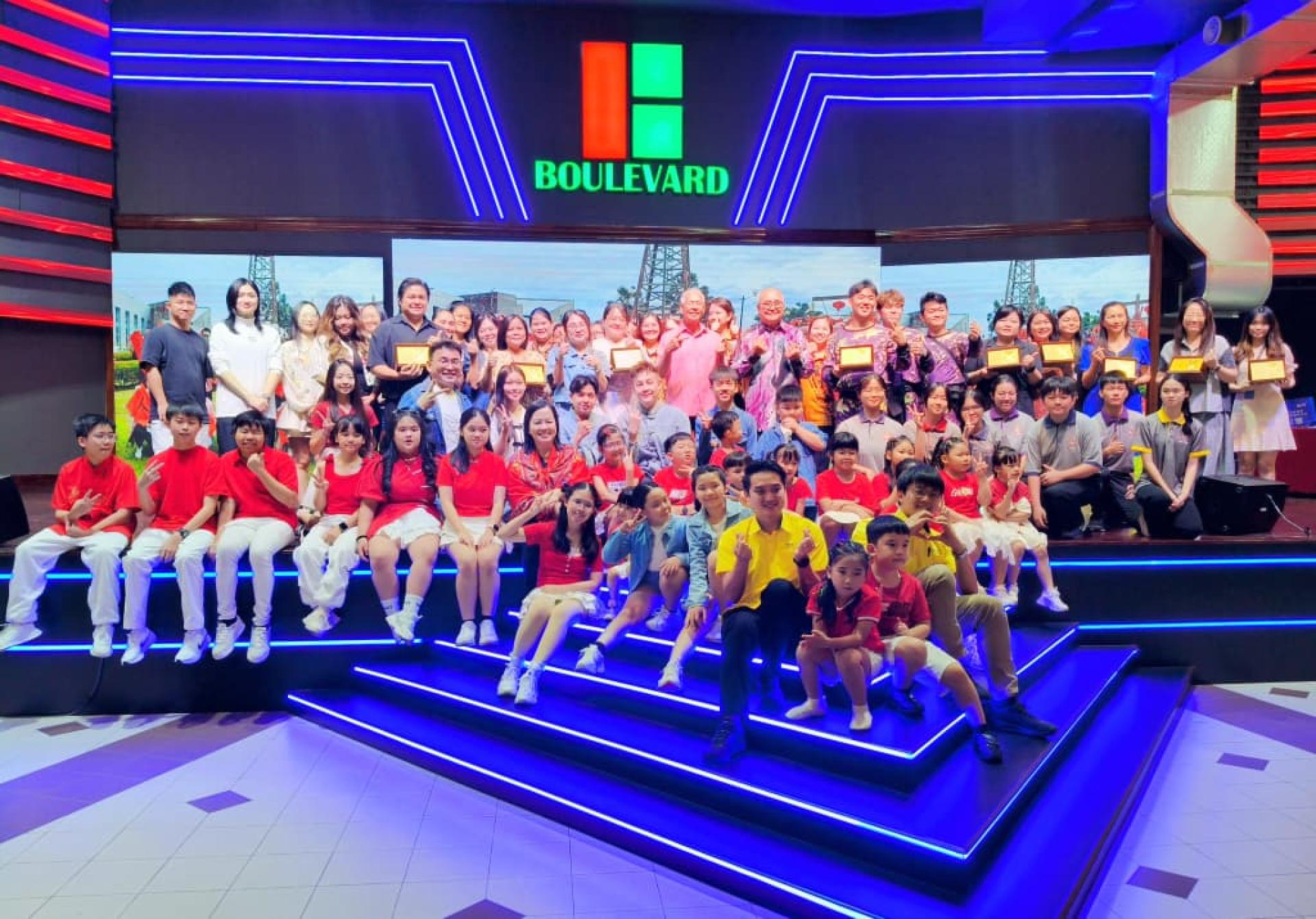 全体出席者在2026年砂拉越全新原创贺岁歌曲“人生最美是团圆”音乐视频首播推展礼合影。