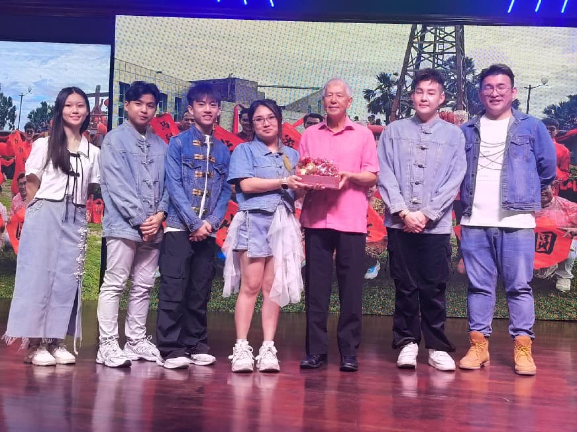 “人生最美是团圆”策划人刘慧婷（左四）赠送水果礼蓝予砂旅游部副部长拿督陈超耀。