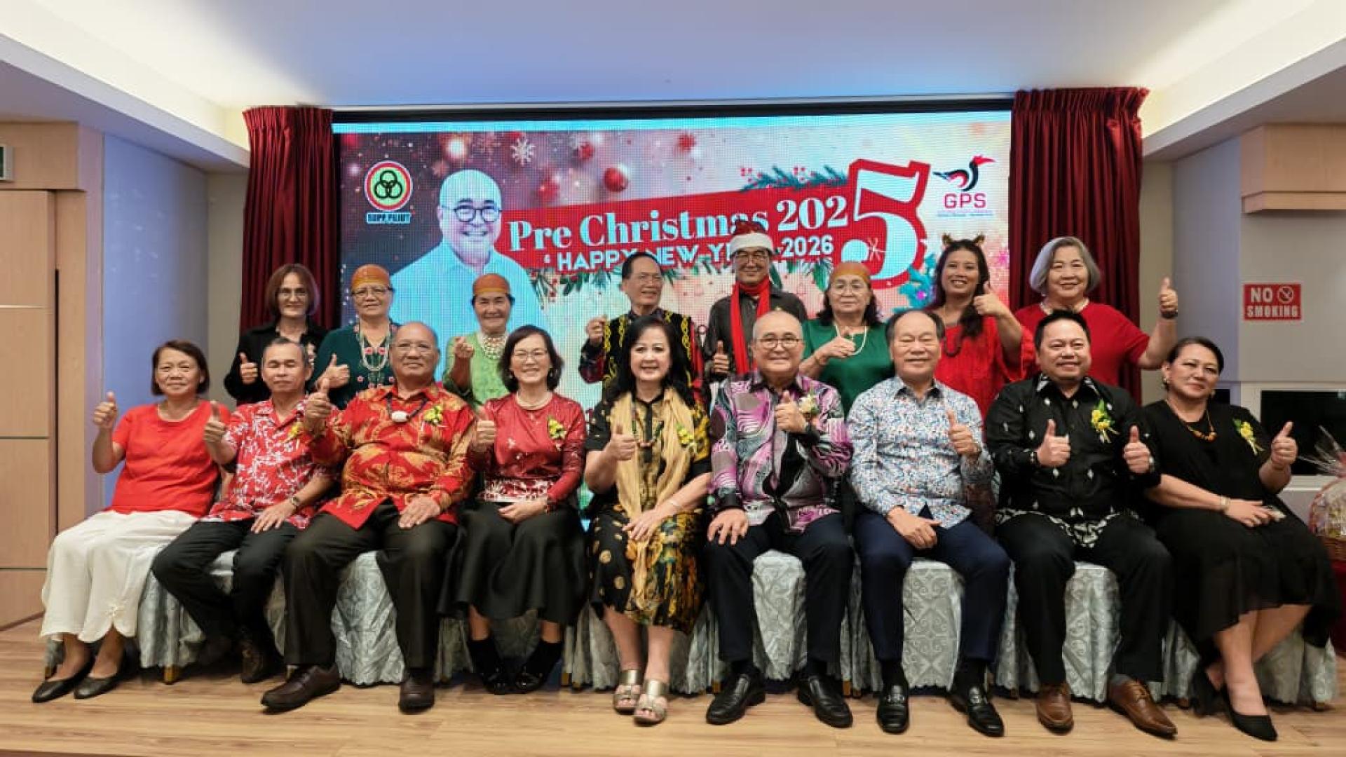 人联党埔奕支部昨晚举行圣诞前夕庆祝晚宴，各级领导、党员及嘉宾合影。前排坐5和6为支部主席俞小珊伉俪。