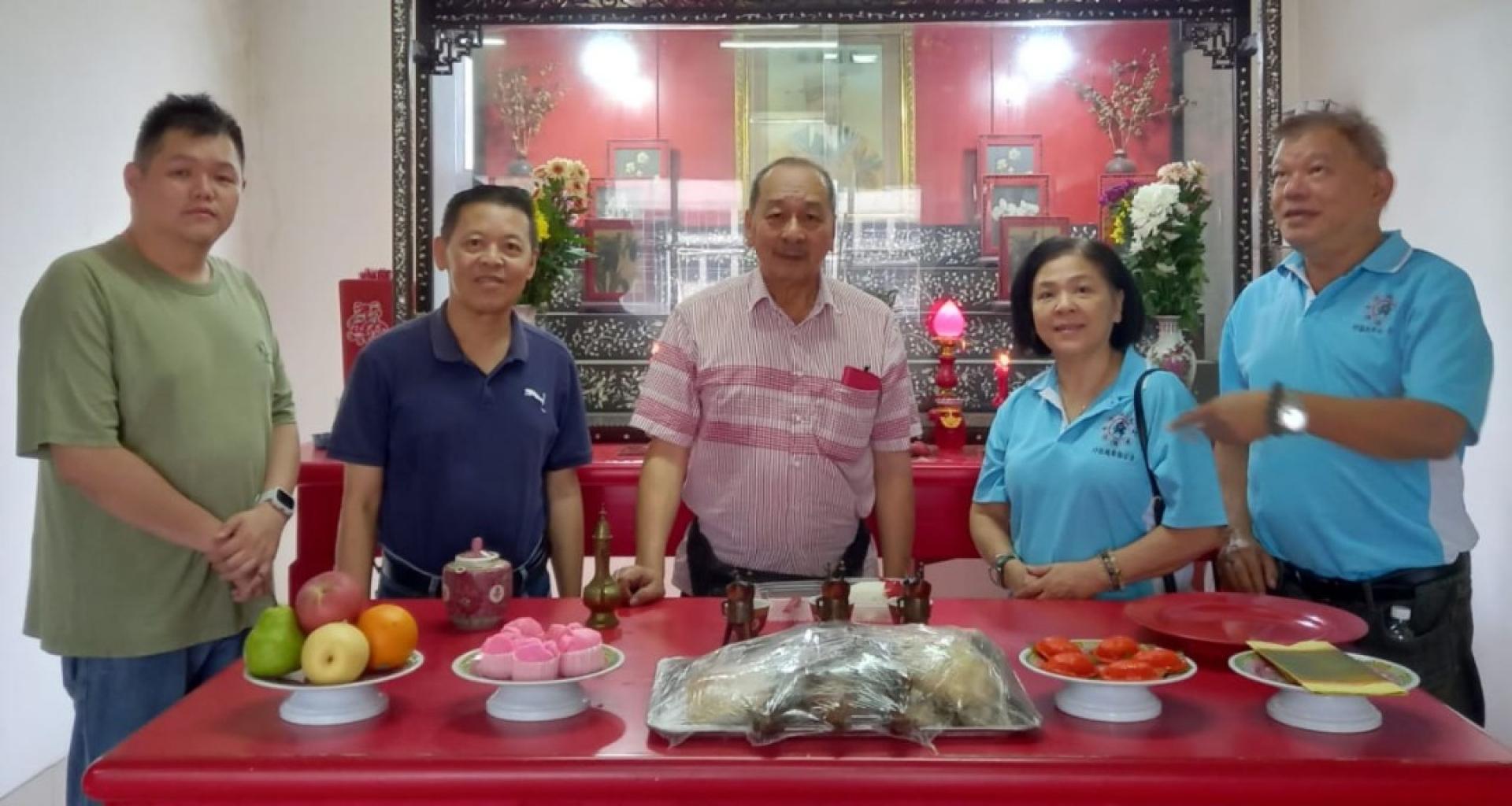 砂舜祖公会会长孙守生（中）在祭祖仪式上敬茶。左起为该会青年团团长陈永林、秘书长陈明发；右起是副宣教陈中兴、妇女组主任陈俐桦。