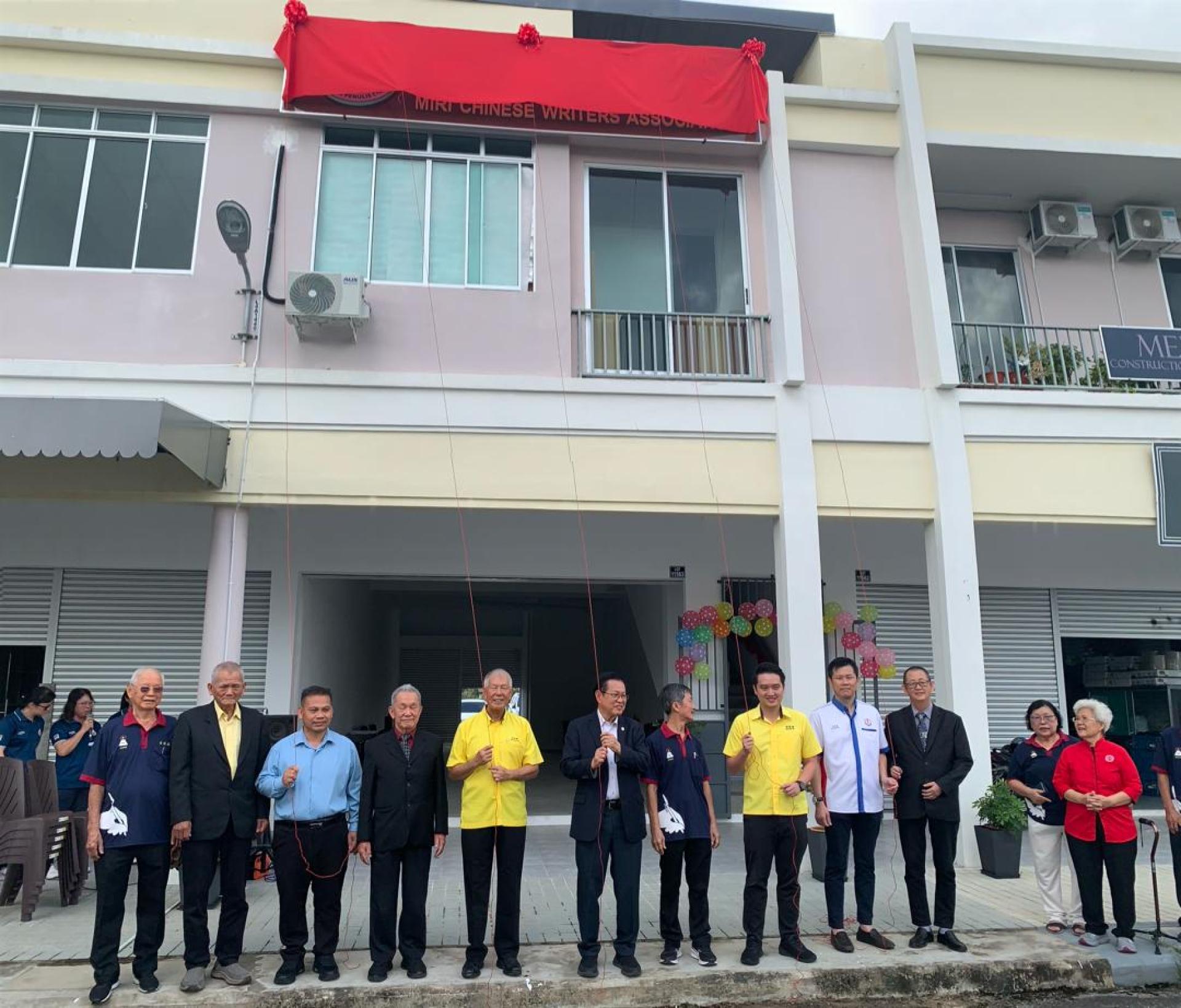 美里笔会新会所开幕暨揭牌典礼。图为拿督陈超耀（左5）、拿督斯里李景胜（右5）联合主持揭牌仪式。