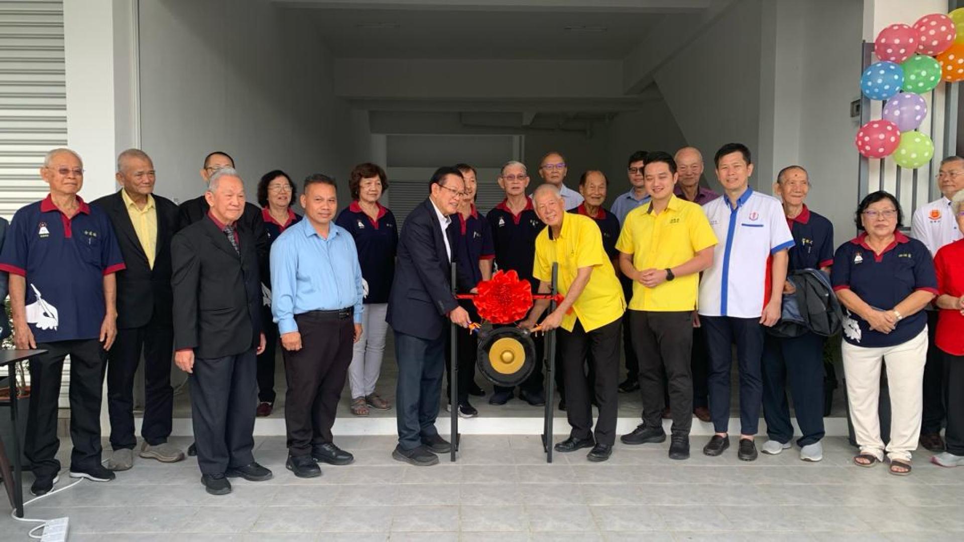 砂拉越交通部长拿督斯里李景胜（左3）与拿督陈超耀为美里笔会新会所启用联合主持鸣锣仪式。