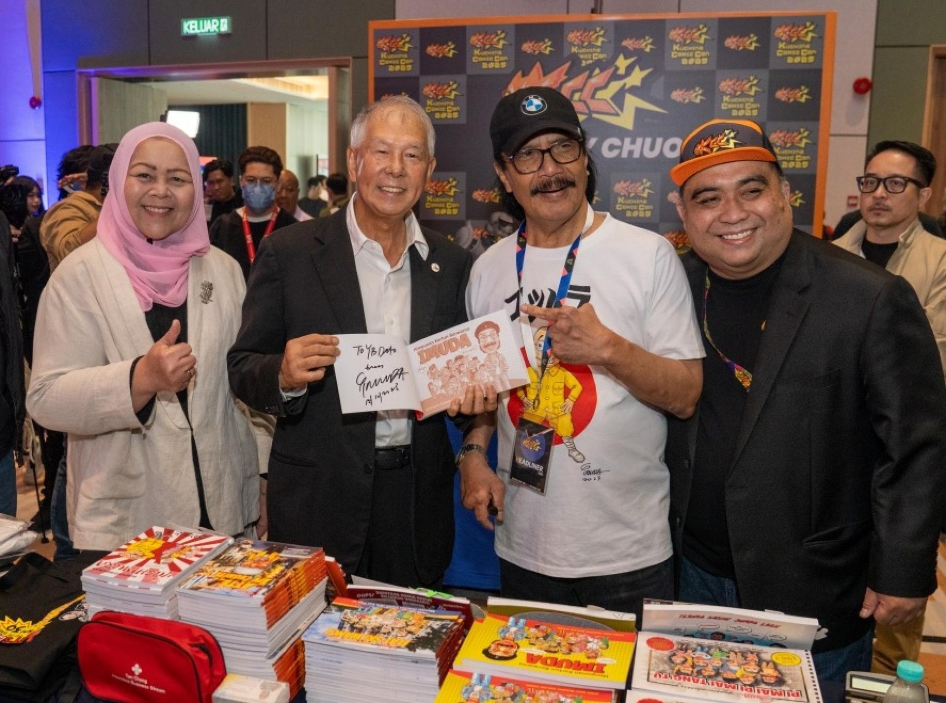 拿督陈超耀（左2）参观其中一个摊位展出后合影。
