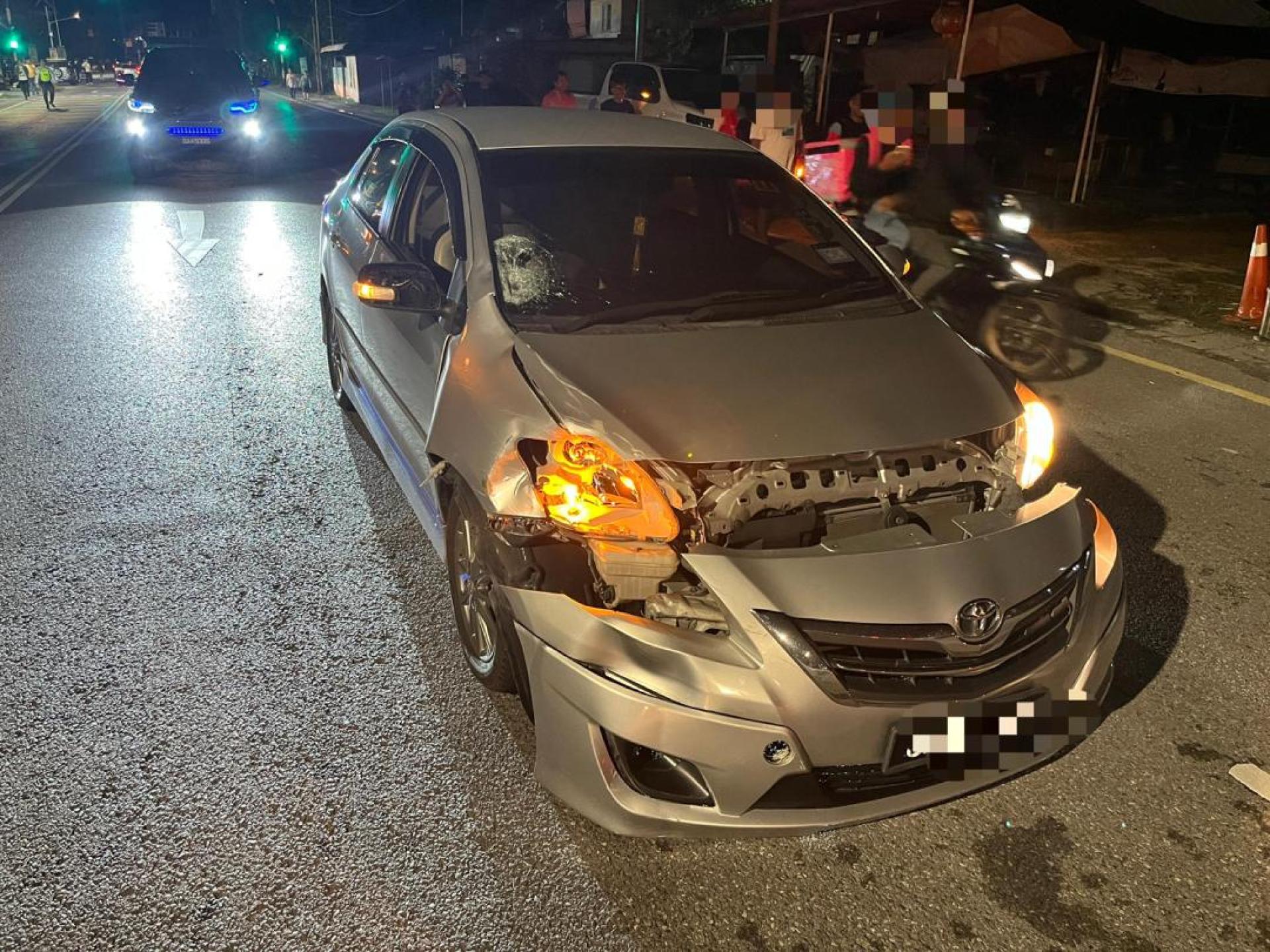 肇事轿车车头撞毁。