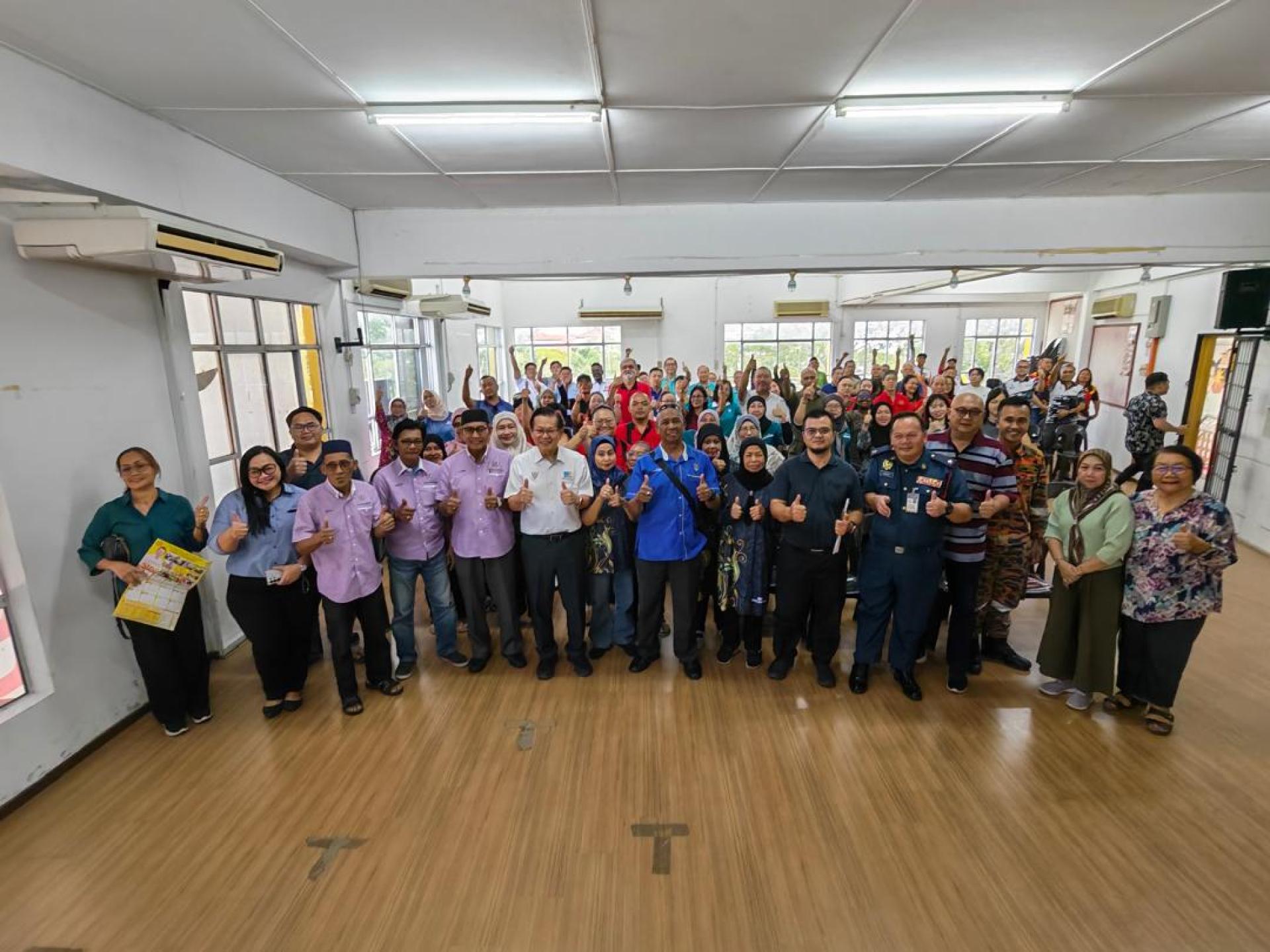 砂拉越交通部长兼史纳汀区议员拿督斯里李景胜，向72个社团、组织及学校等单位发放总额52万5910令吉的拨款。