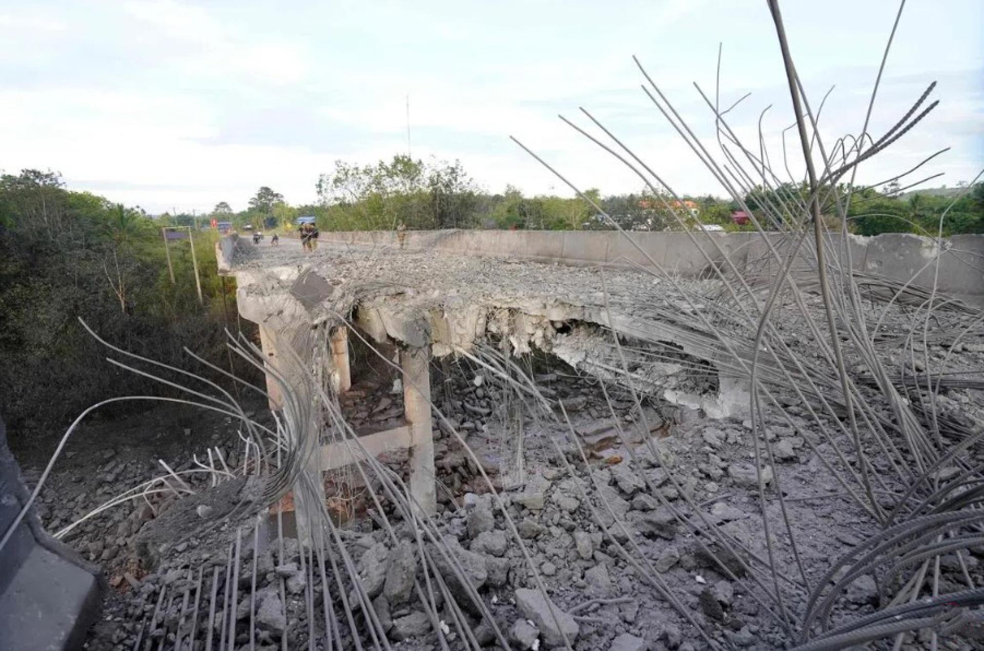 在柬埔寨西北部菩萨省（Pursat），一座桥梁在泰军空袭中被炸毁，阻断当地民众出行。柬国防部星期六（12月13日）称，泰军针对柬方的军事行动持续升级，包括出动F-16战斗机投掷多枚炸弹。