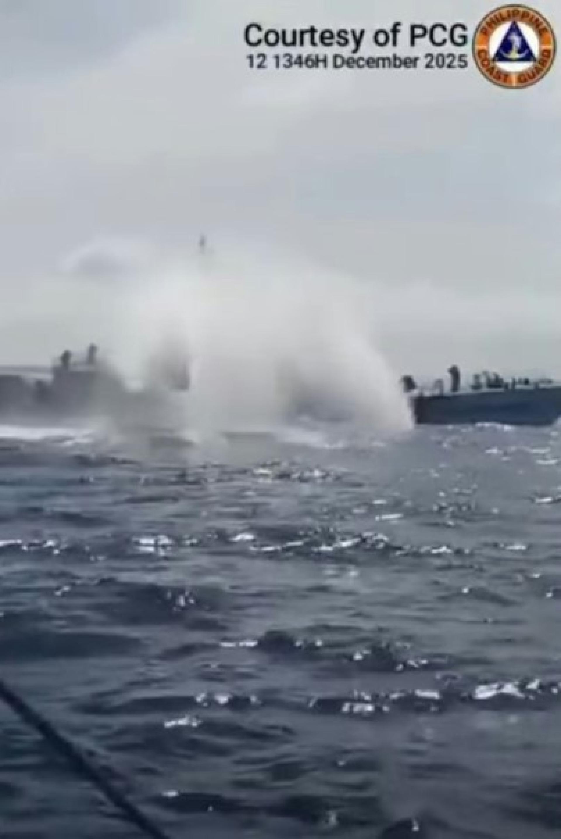 菲律宾海岸警卫队于13日发放现场片段，指中方海警船使用水炮。