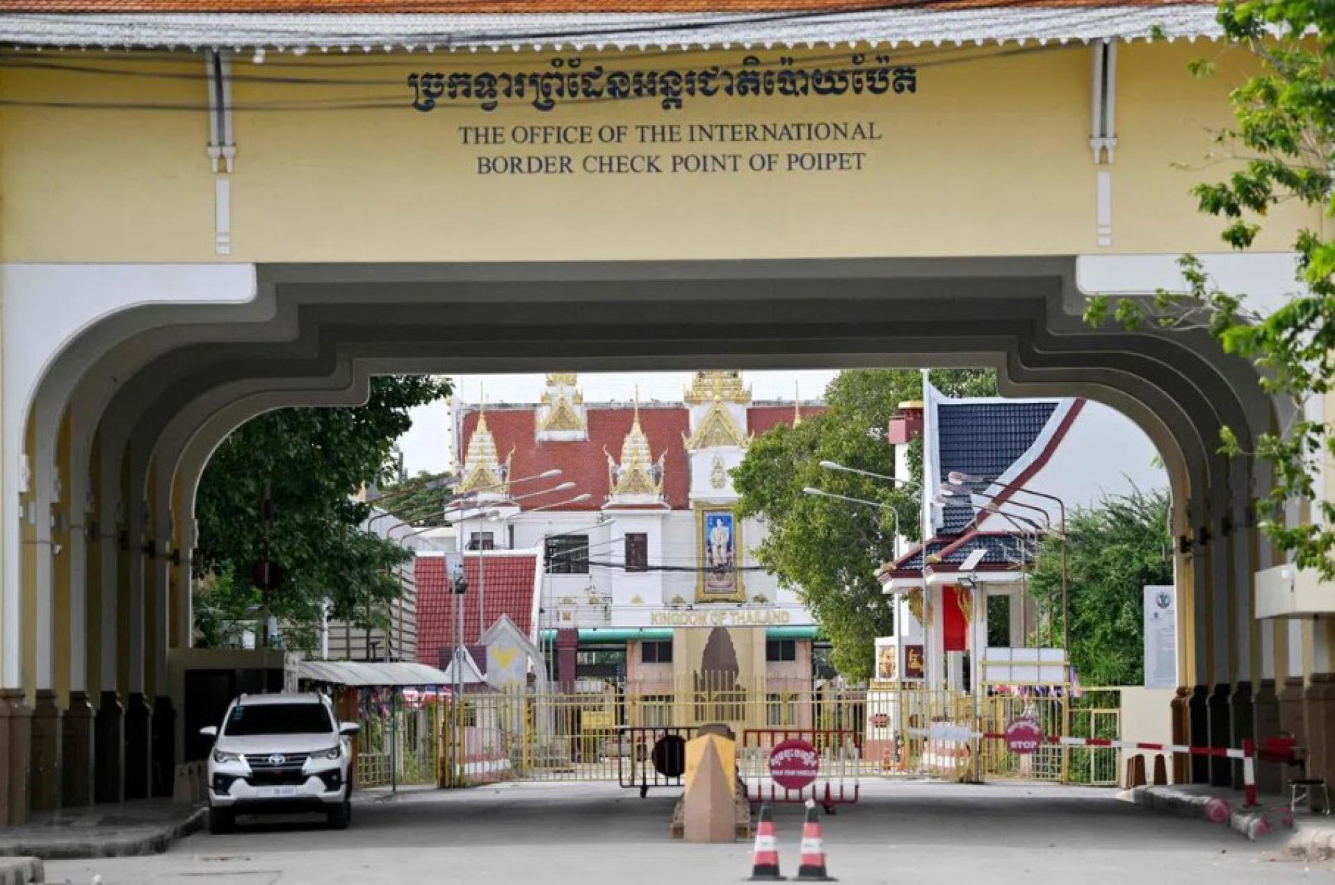 位于柬埔寨西北部与泰国沙缴府接壤的波贝过境口岸，12月12日处于关闭状态。柬方13日突然取消原定滞留泰国人放行计划，且未设定新的放行时间。