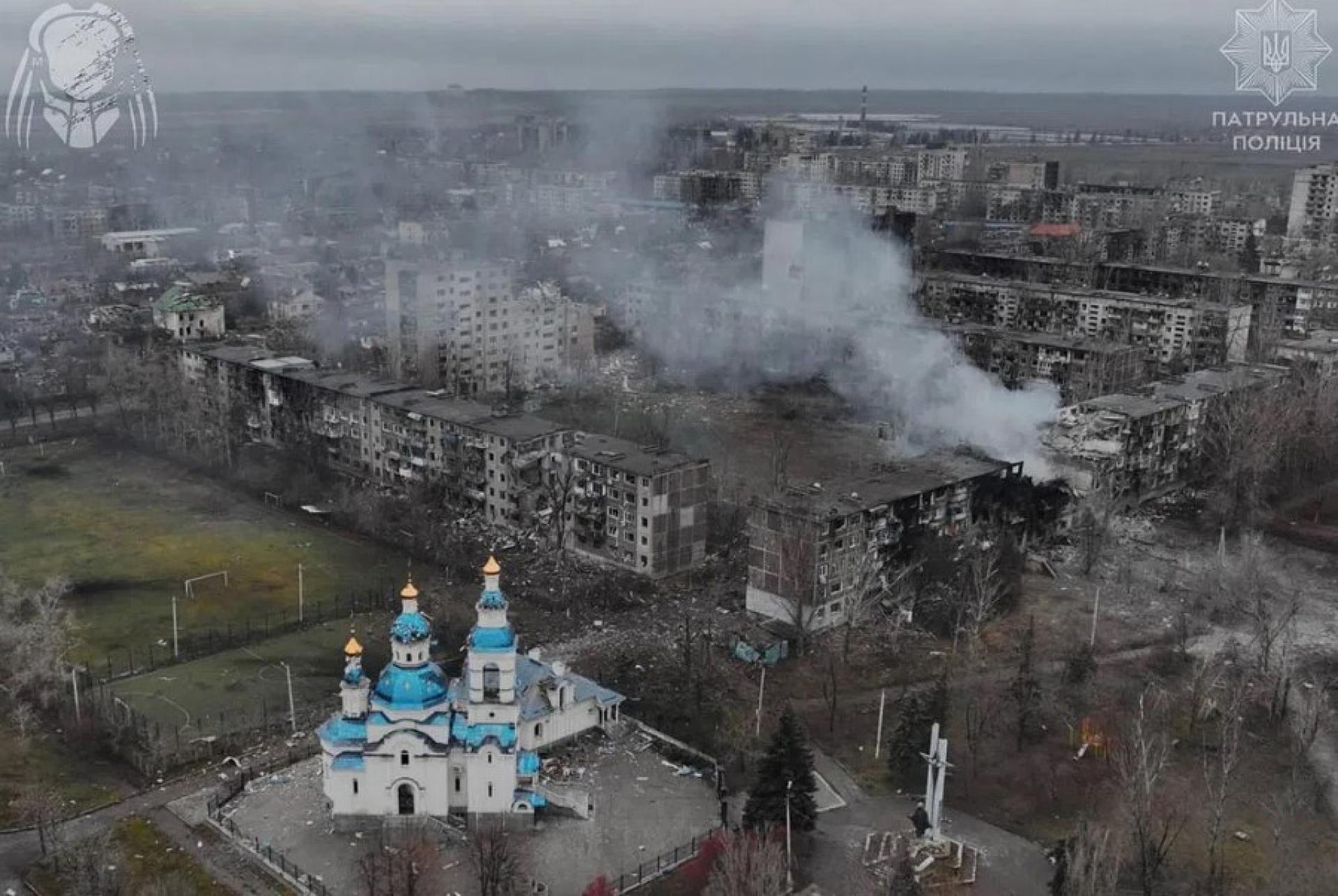 乌克兰国家警察12月12日发布的照片显示，顿涅茨克地区城镇康斯坦丁诺夫卡市（Kostyantynivka）的居民楼和教堂遭到袭击，严重受损。