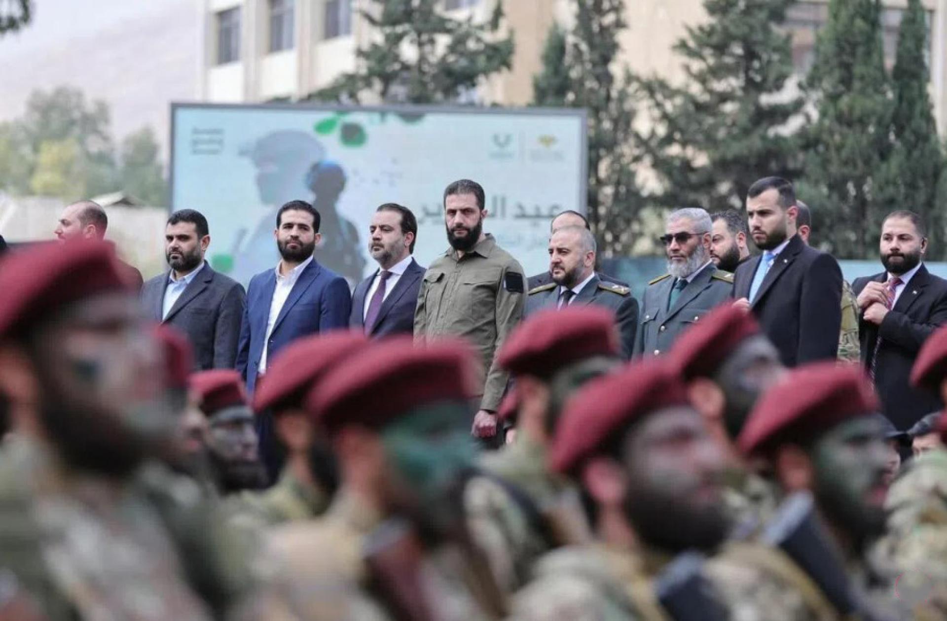 去年12月叙利亚阿萨德政权倒台后，由沙拉（左五）领导的叙利亚过渡政府与美国改善关系。沙拉现担任叙利亚总统。