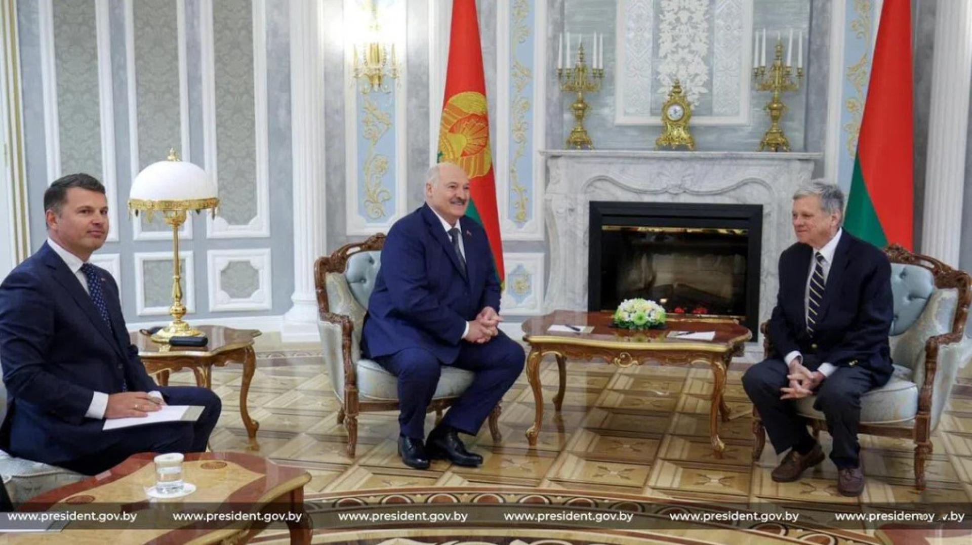 白罗斯总统卢卡申科（中）12月13日会见美国总统白罗斯问题特使科尔（右）。