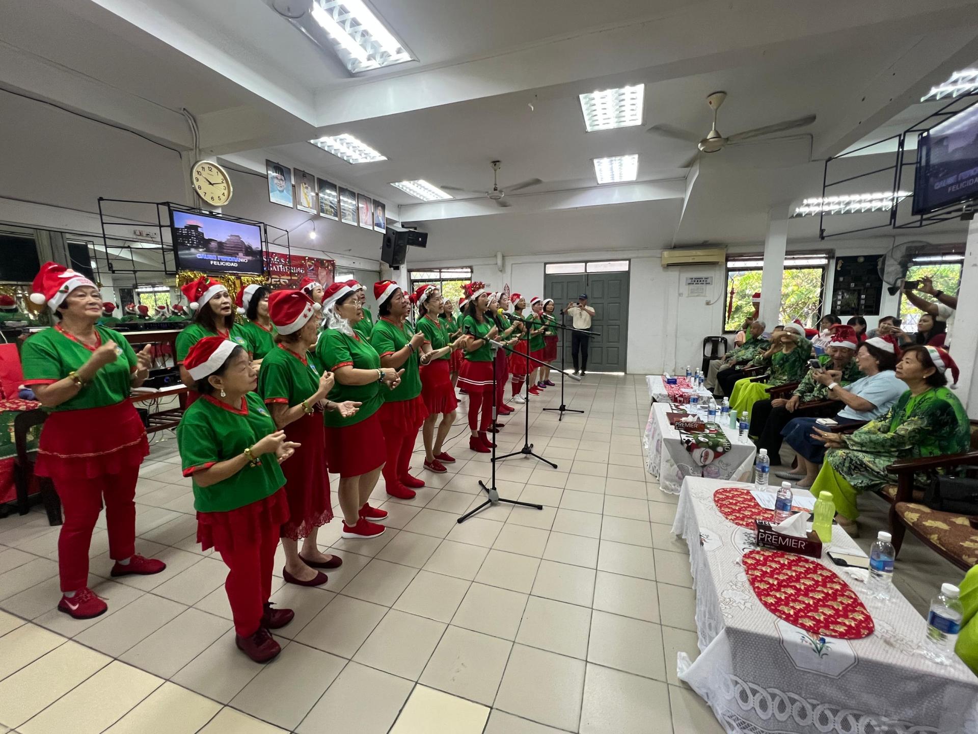 美里乐龄服务中心成员在庆圣诞及迎新年相聚活动上载歌载舞。右2为砂旅游部副部长拿督陈超耀的代表本固鲁方凤金。