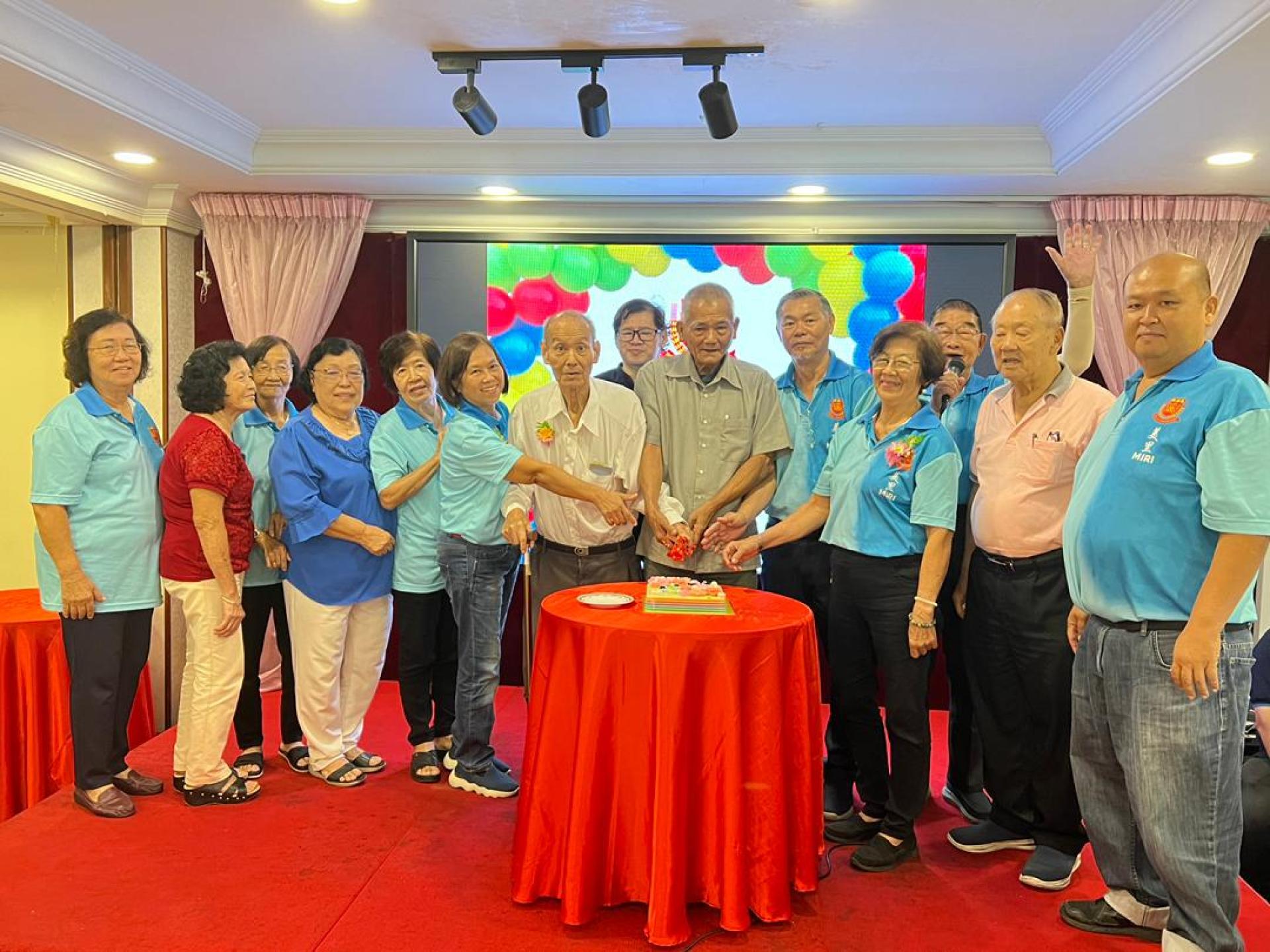 砂拉越美里河婆同乡会主办12月份乐龄庆生会暨四单位年终午宴聚餐切蛋糕仪式。左8起为天猛公杨惠生、会长蔡传创及乐龄主任蔡真才（右3）。