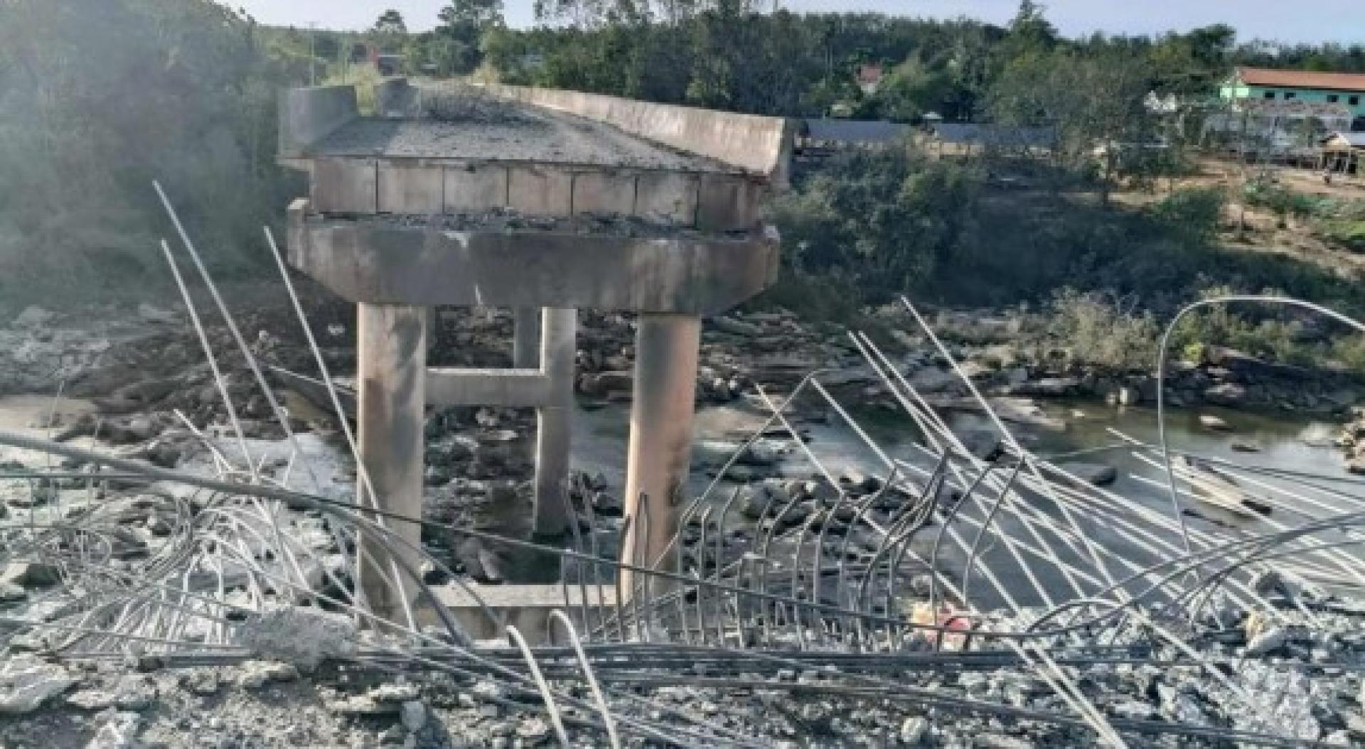 据柬媒报道，泰方在14日清晨出动F-16战机轰炸柬埔寨西北部菩萨省。图为此前一天，当地桥梁被泰方战机轰炸破坏。