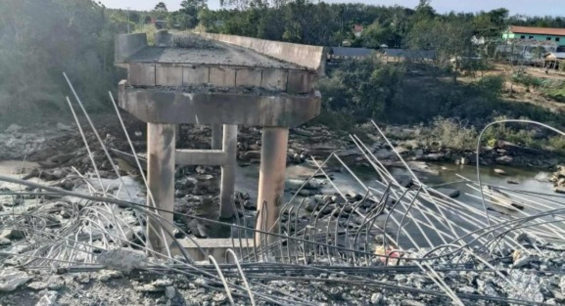 柬埔寨菩萨省一桥梁在冲突中被毁。