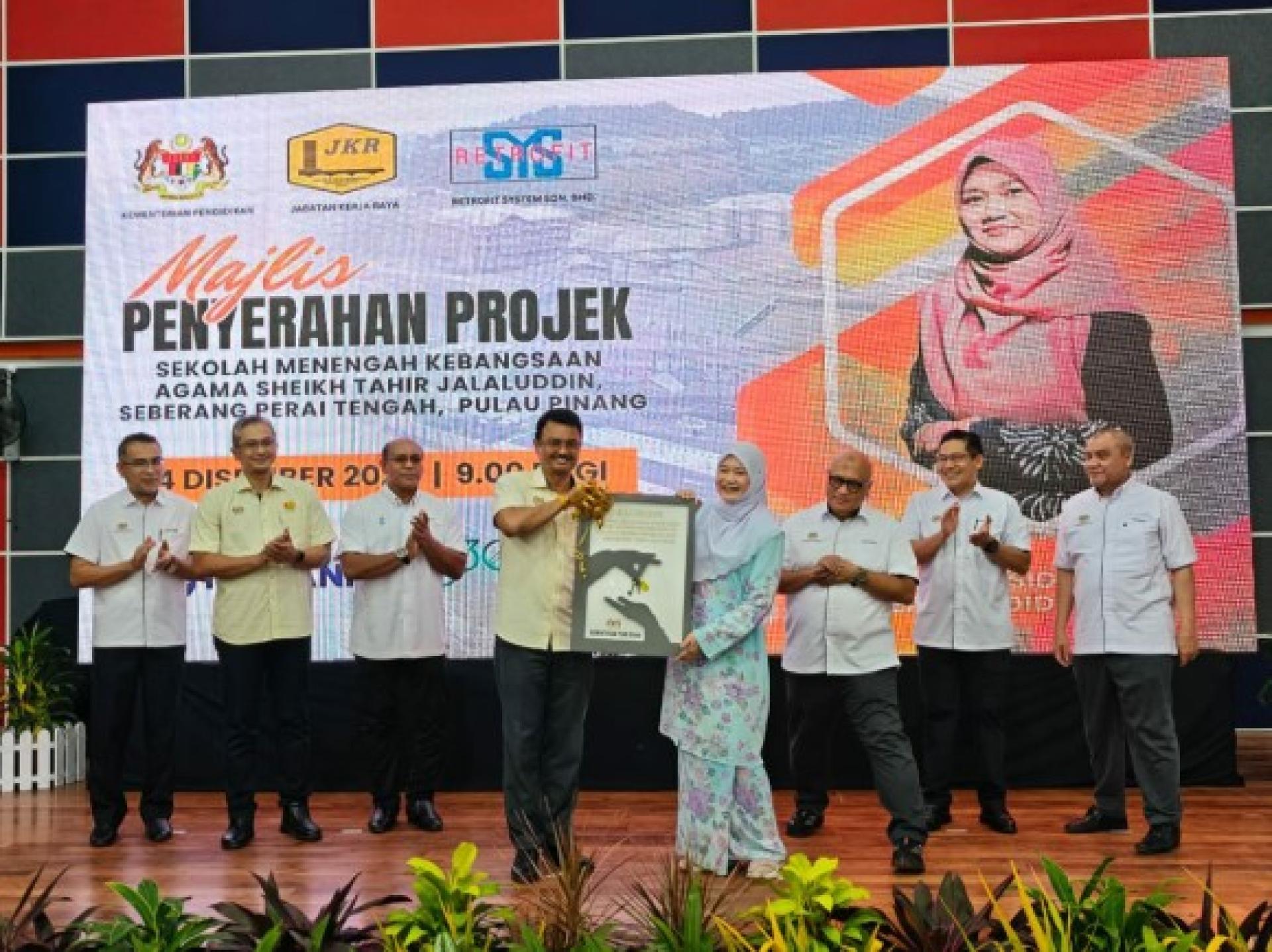 巴拉姆鲁甘（左4起）移交学校钥匙给法丽娜。