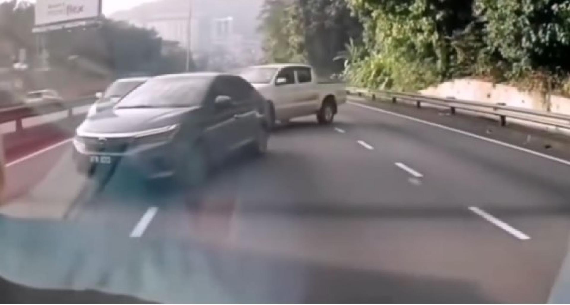 轿车纷纷转移车道。