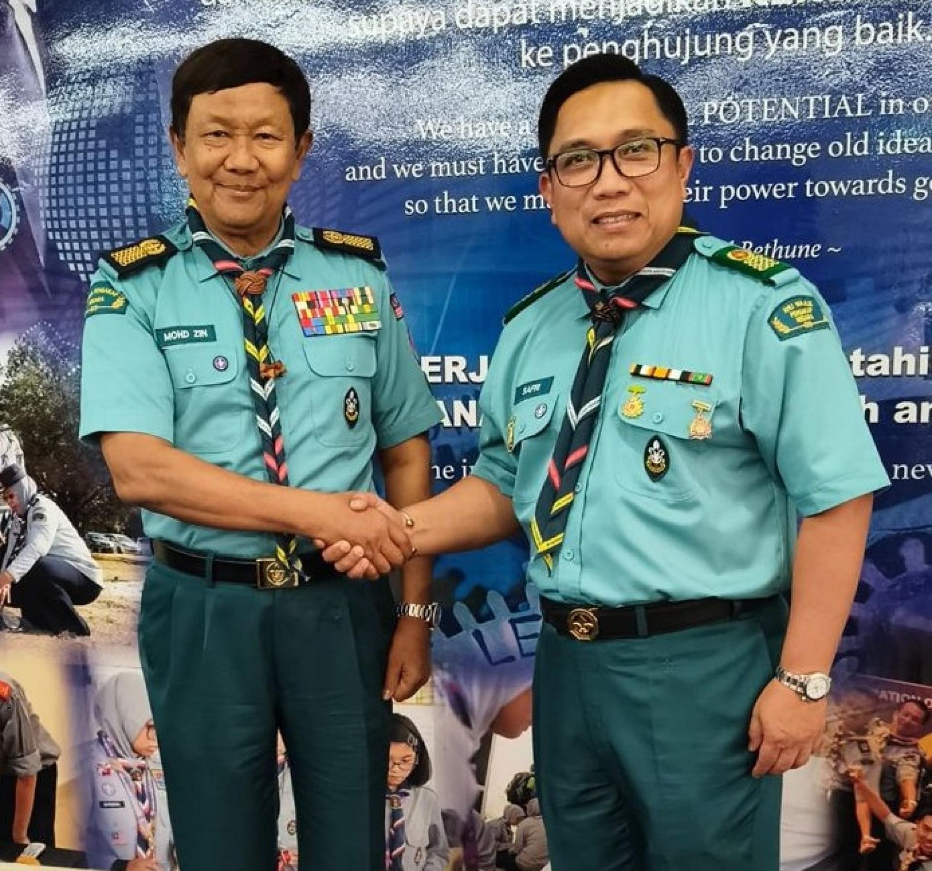 沙菲礼（右）与佐玛亚于吉隆坡马来西亚童军总会常年大会后合照留念。