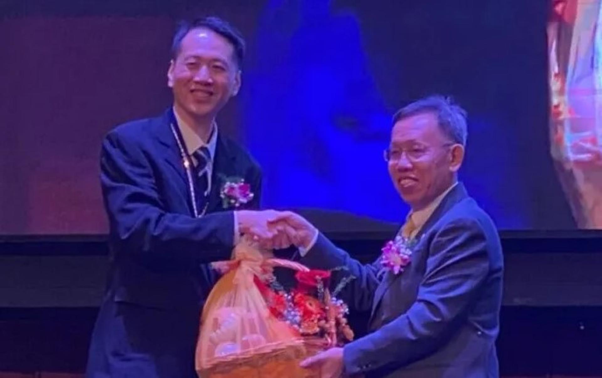 马来西亚医药协会砂拉越分会主席王荣祖医生（Dr Ong Eng Joe，左）于2025年12月13日，在古晋举行的周年晚宴上，向沈桂贤医生赠送纪念品。