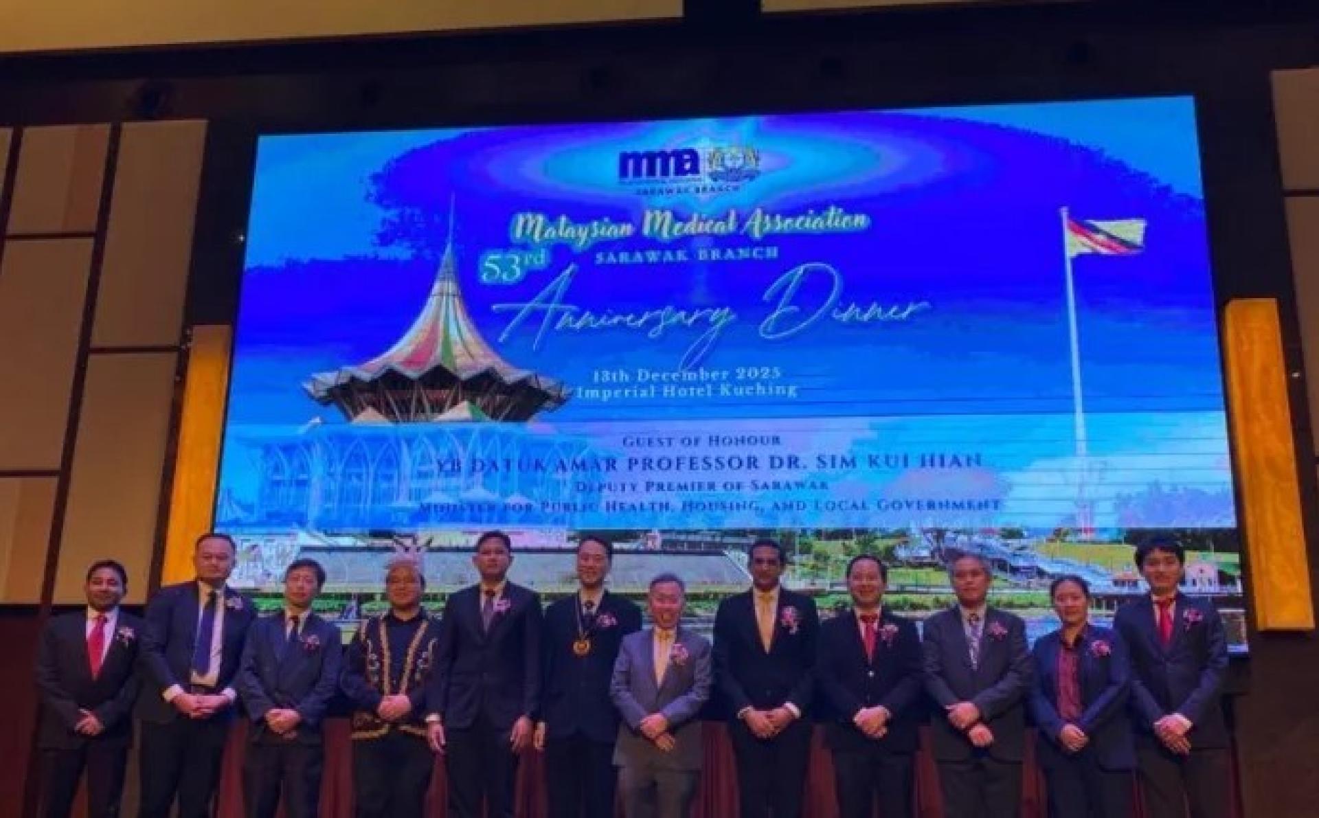 沈桂贤医生（右6）于2025年12月13日，在古晋举行的马来西亚医药协会砂拉越分会周年晚宴上，与出席嘉宾合影留念。
