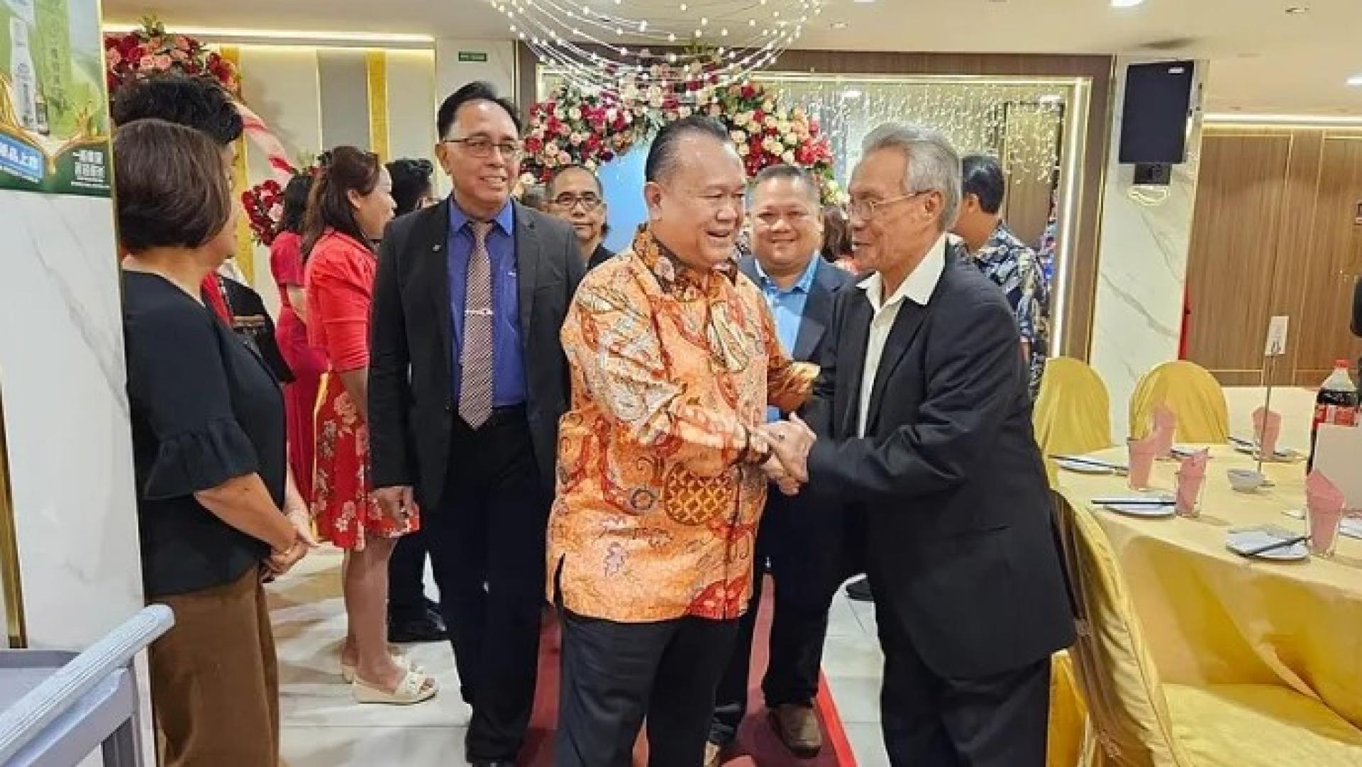 南达在2025年12月13日抵达由古晋及哥打三马拉汉伊班卫理公会举办的圣诞筹款及感恩晚宴时，与来宾致意。