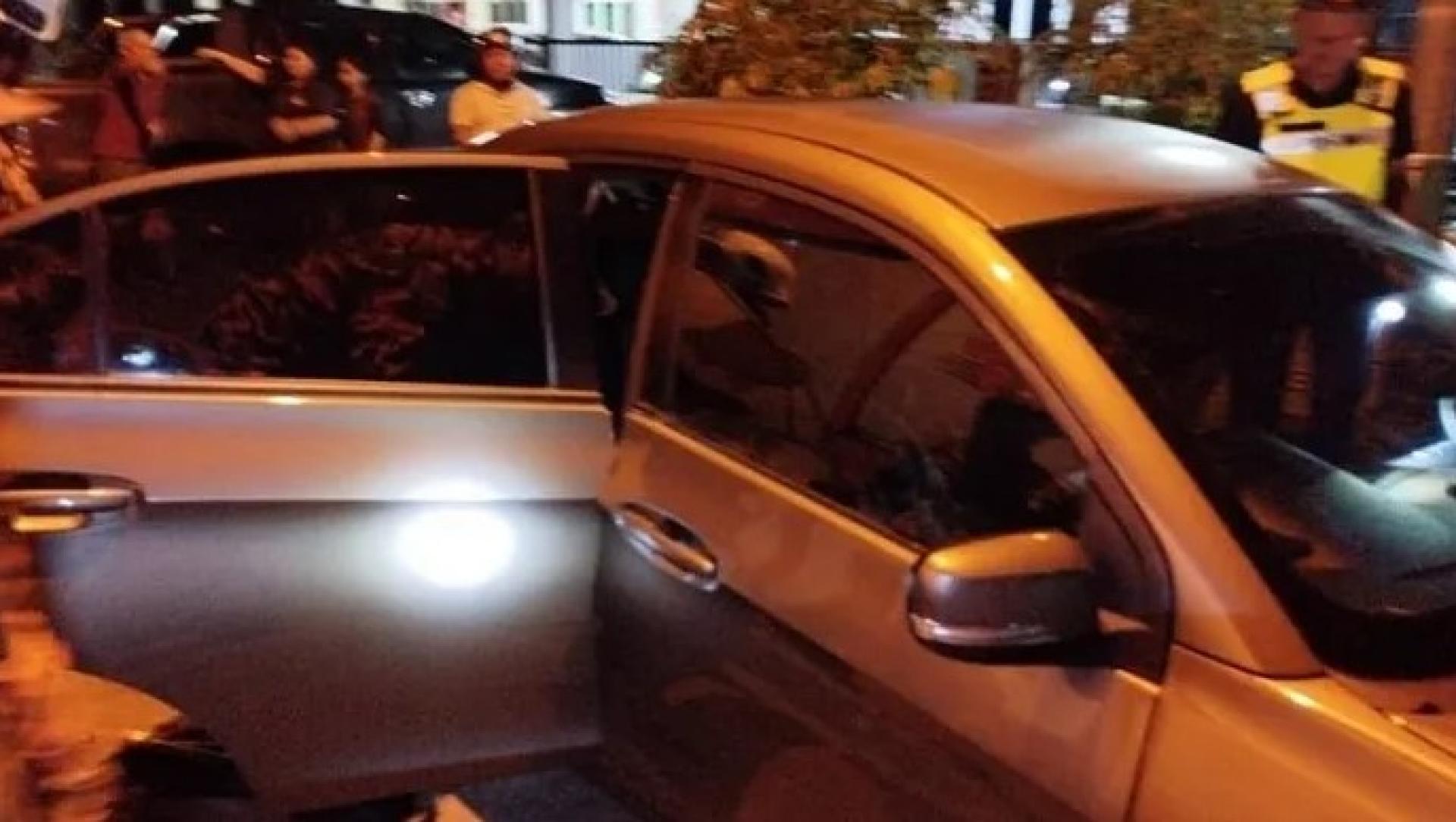 消防员在2025年12月13日检查古晋Taman Desa Sejijak居民区一辆车内据报昏迷的女子。