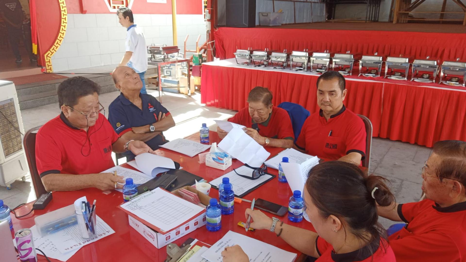 汶莱腾云殿董事长李永贞（左三）在会员大会上致词