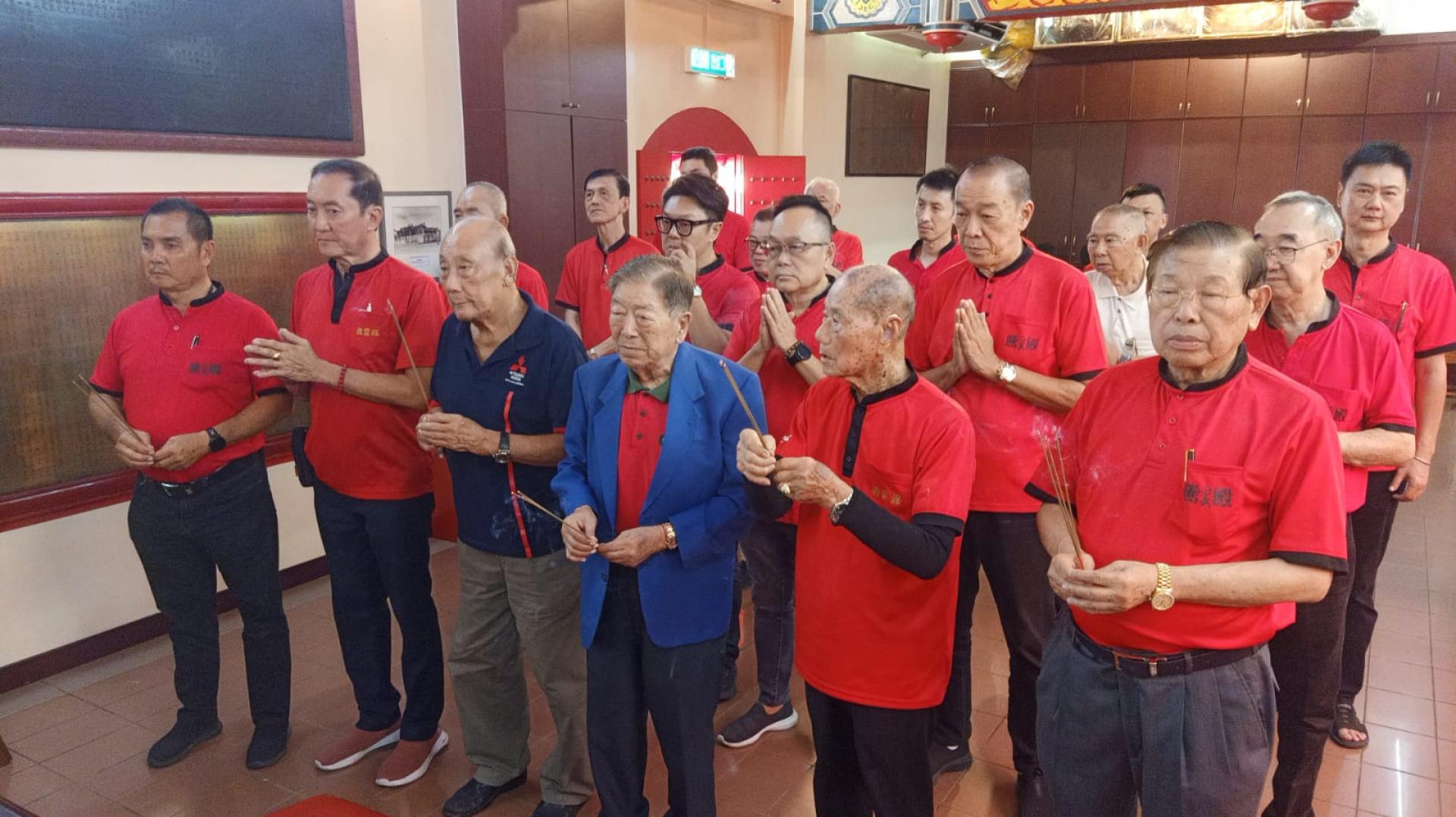 召开会员大会前，汶莱腾云殿董事长李永贞率领董事在神明前拜祭